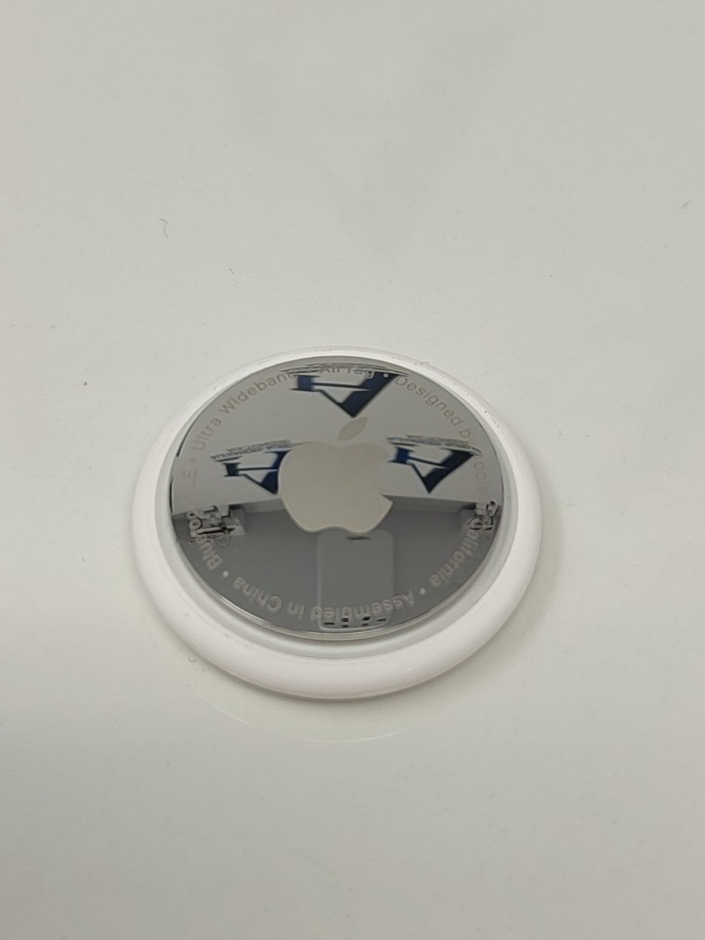 Apple AirTag. Track your keys, wallet, luggage, backpack. Replaceable battery. Water-r - Image 2 of 3