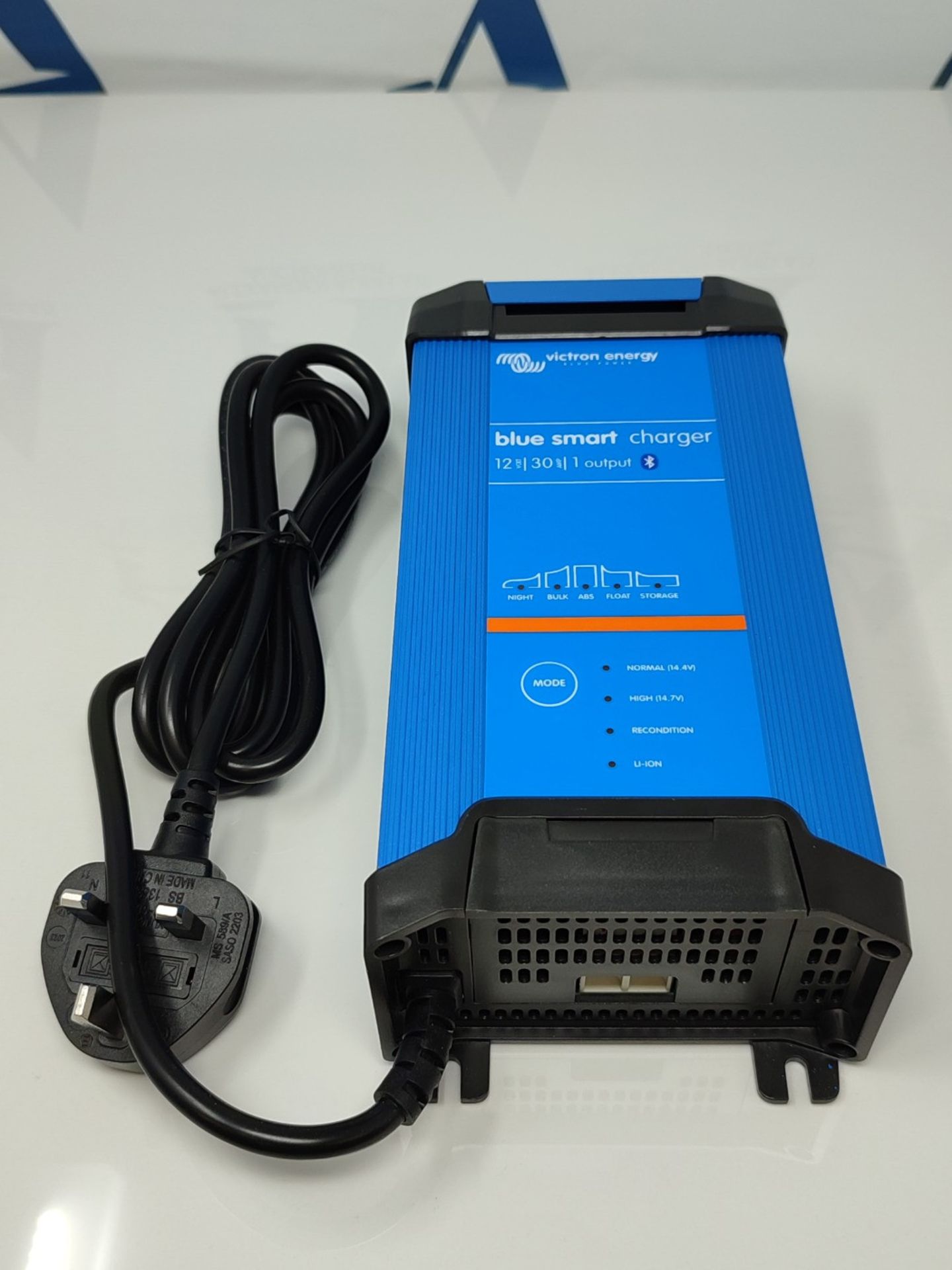 RRP £187.00 Victron Energy Blue Smart IP22 12-Volt 30 amp 230V, Single Output Battery Charger NEMA - Bild 2 aus 2