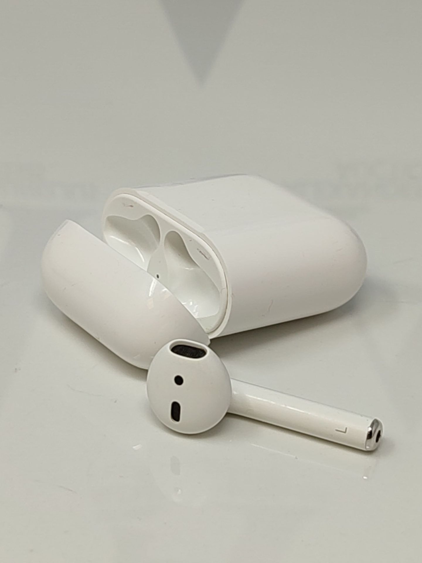 RRP £129.00 [INCOMPLETE] Apple AirPods with wired Charging Case (2nd generation) - Image 2 of 2