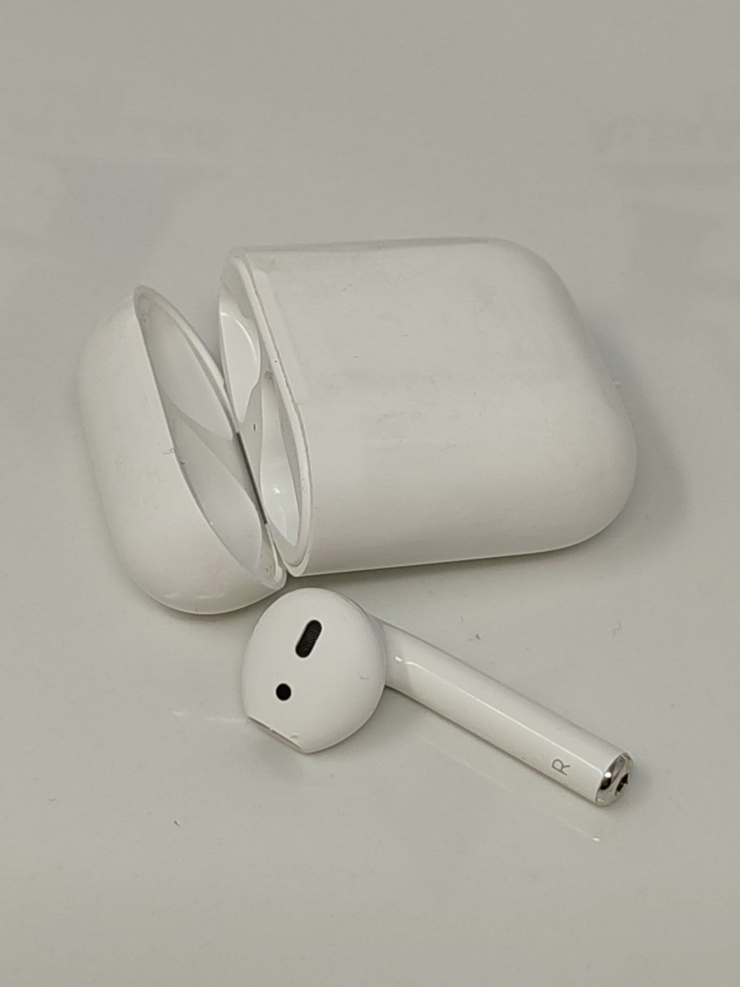 RRP £129.00 Apple AirPods with wired Charging Case (2nd generation) - Bild 2 aus 2