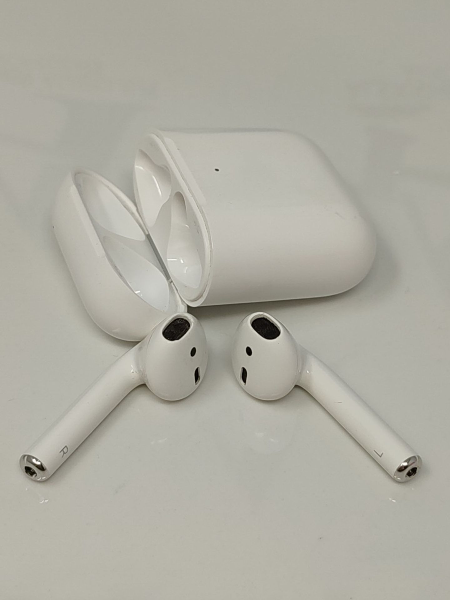 RRP £129.00 Apple AirPods with wired Charging Case (2nd generation) - Image 2 of 2