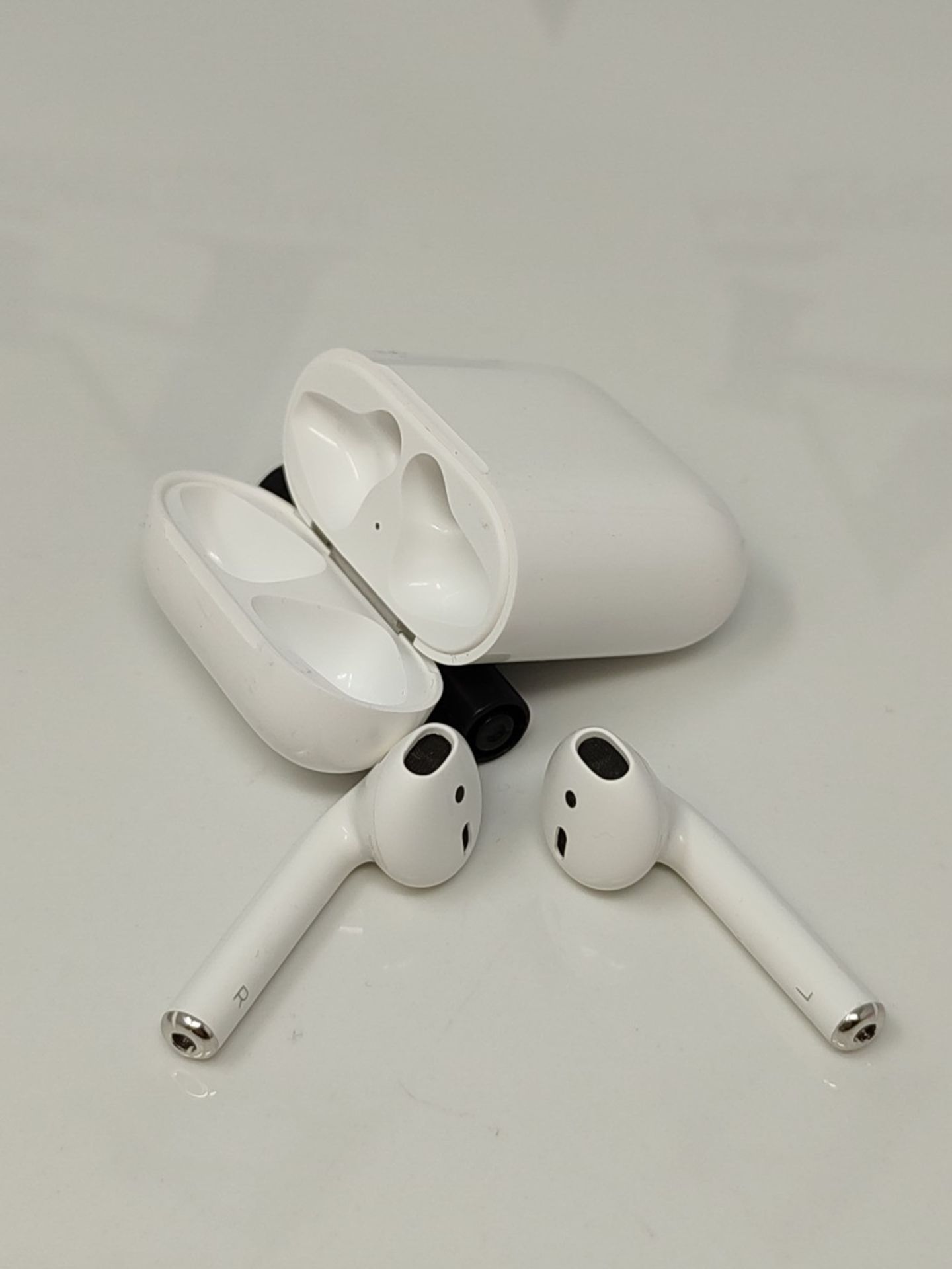 RRP £129.00 Apple AirPods (1st Gen) with charging case