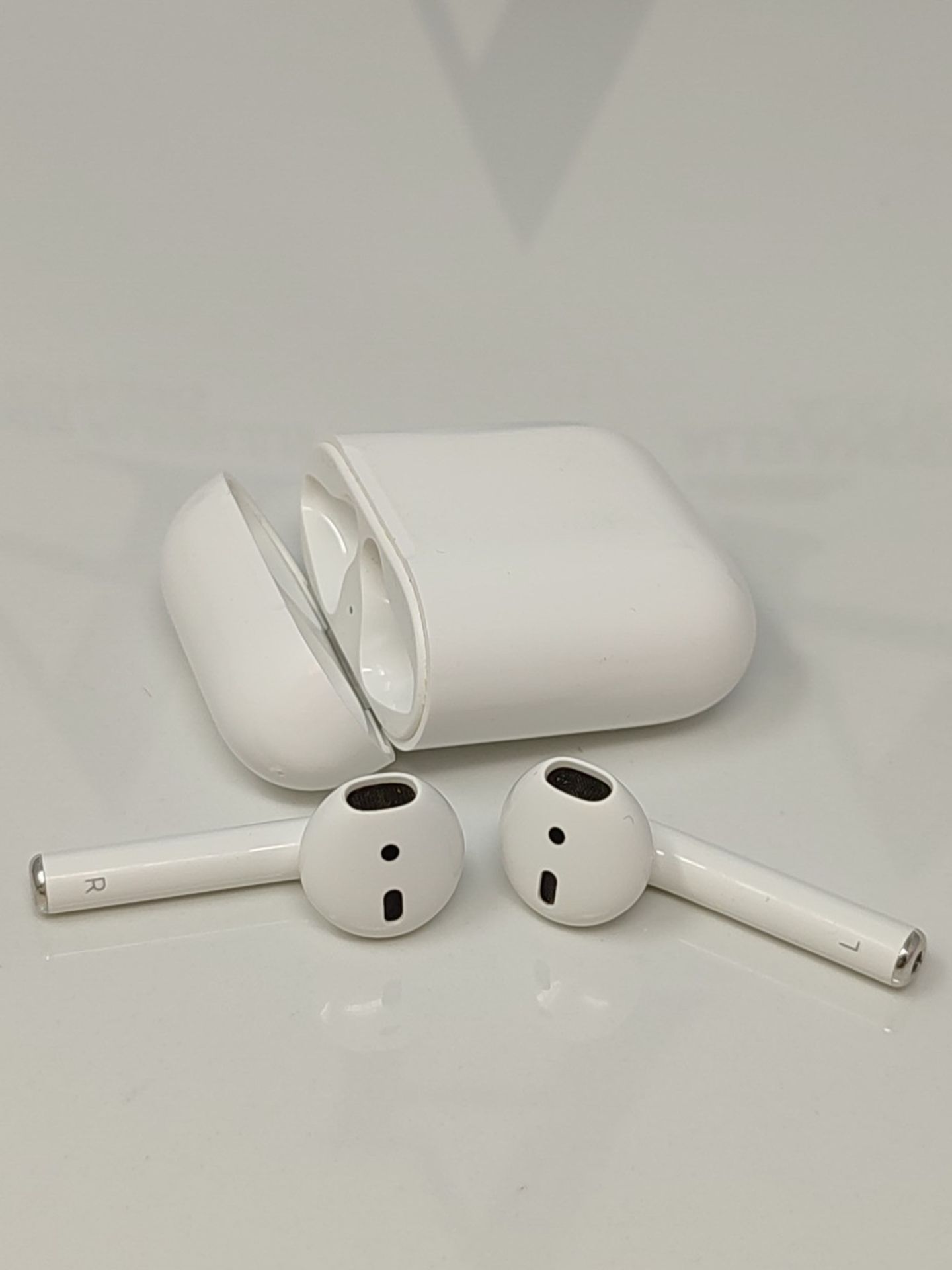 RRP £129.00 Apple AirPods with wired Charging Case (2nd generation) - Image 2 of 2