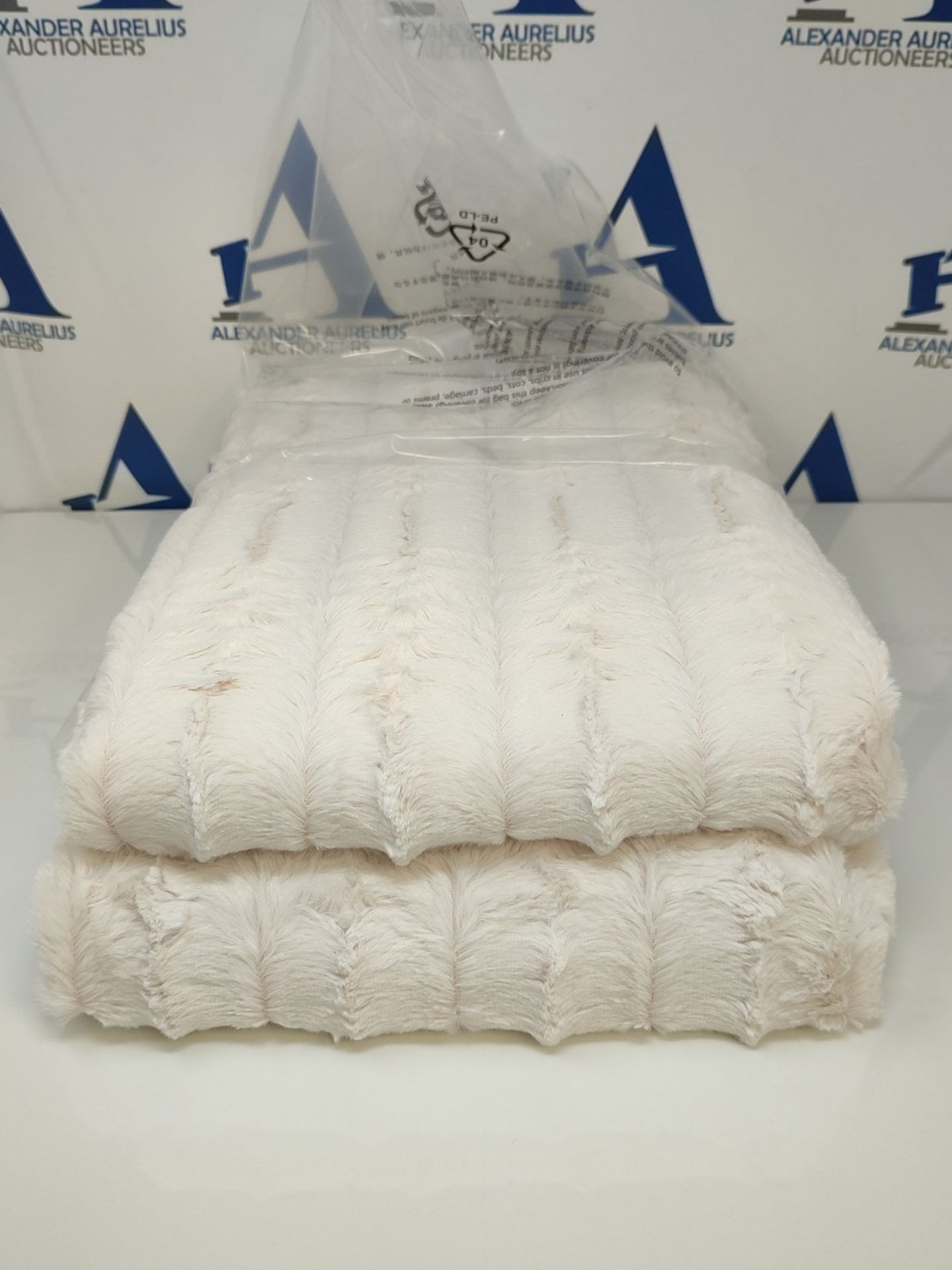 Amazon Basics Faux Fur Throw Blanket - Machine Washable, 150 x 200cm, Ivory - Image 2 of 2