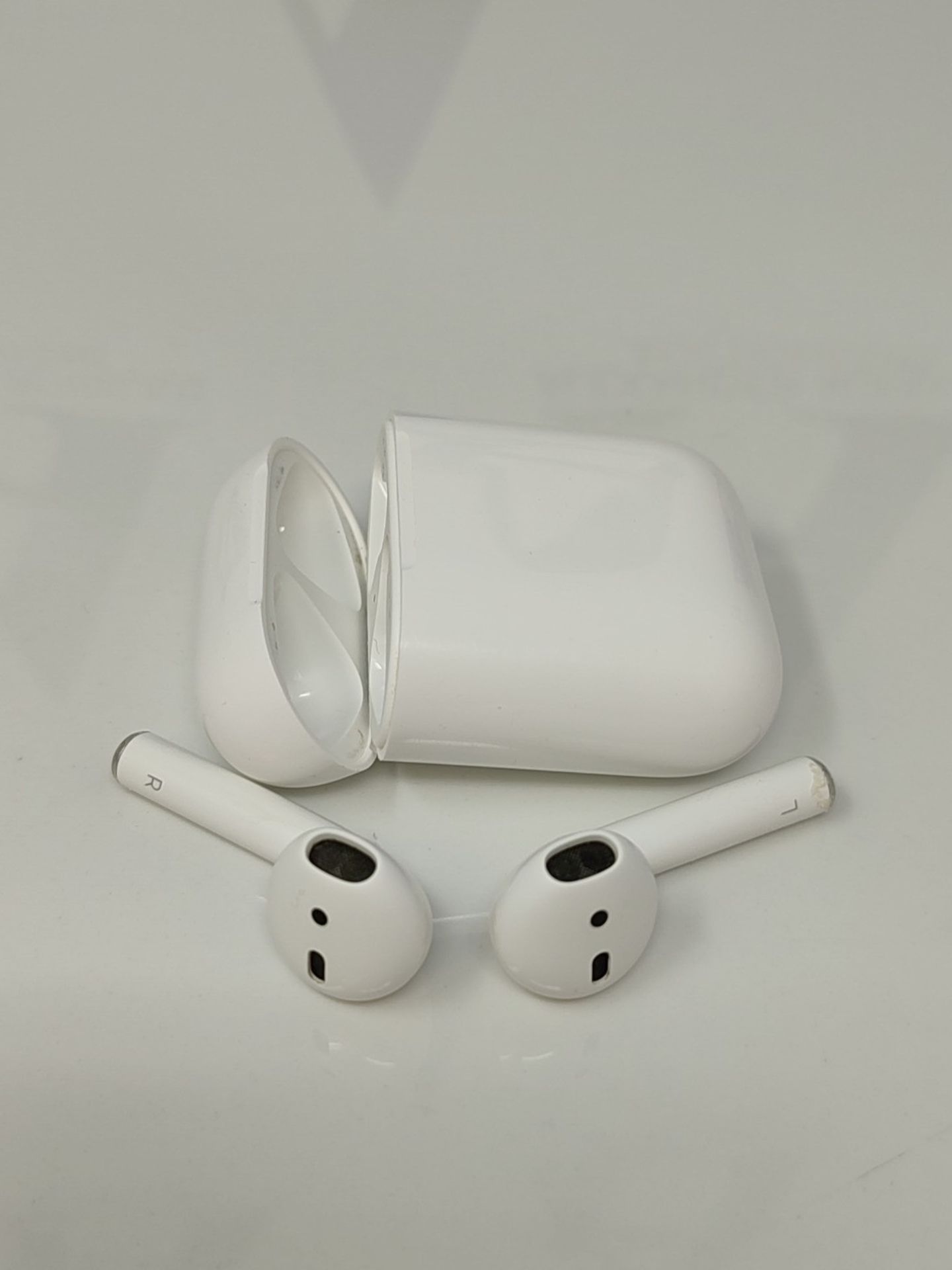 RRP £129.00 Apple AirPods (1st Gen) with charging case