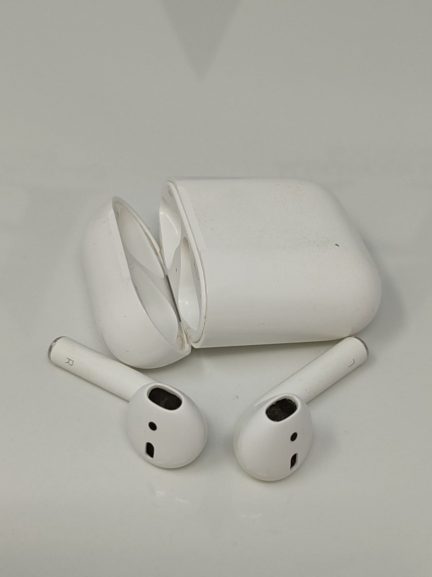 RRP £129.00 Apple AirPods with wired Charging Case (2nd generation) - Image 2 of 2