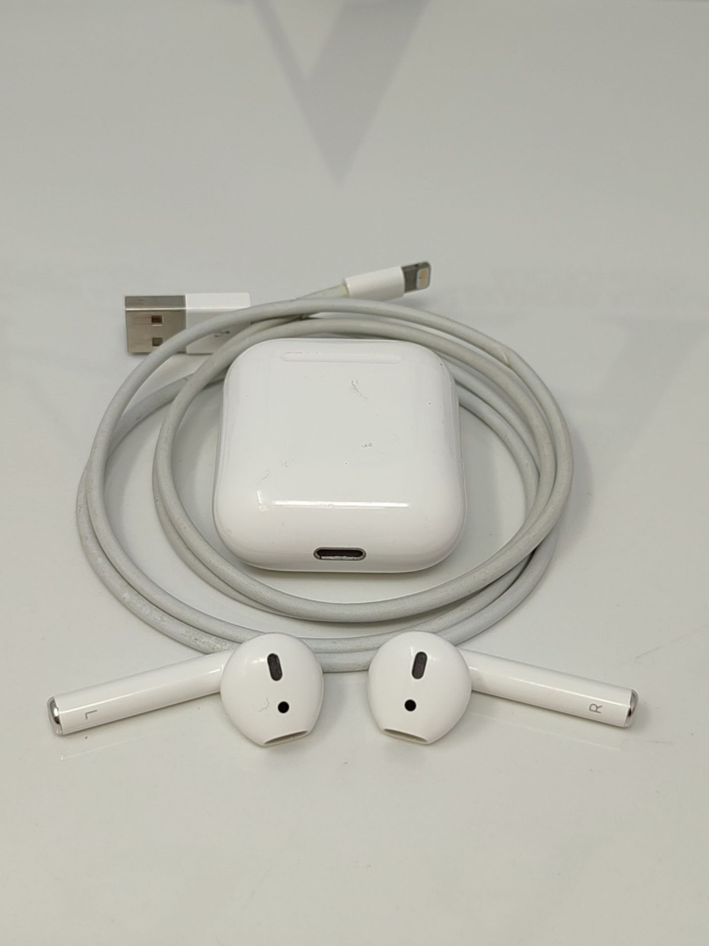 RRP £129.00 Apple AirPods (1st Gen) with charging case