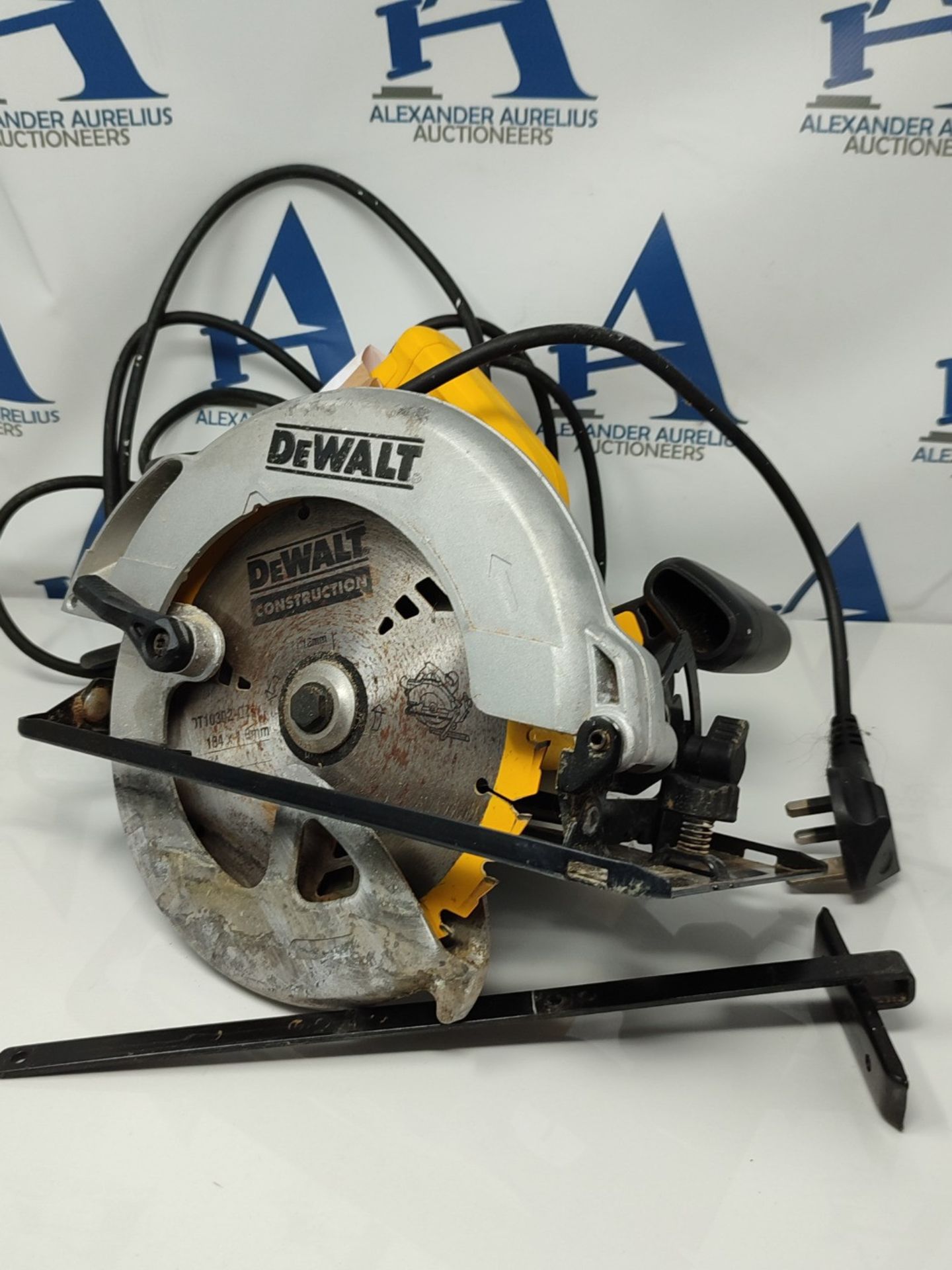 RRP £89.00 DeWalt DWE560-GB, 240V 184mm 65mm Compact Circular Saw, Yellow - Image 2 of 3