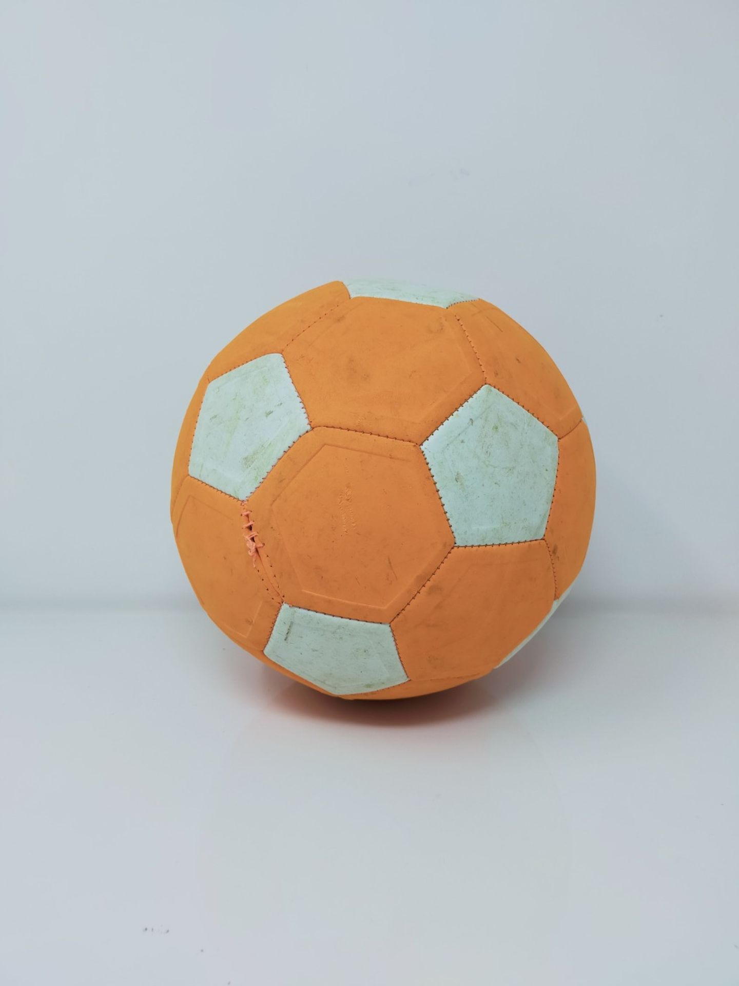 RRP £50.00 KICKER BALL Children's Ballon02 The ball plays like a professional - known from TV, or - Image 3 of 3