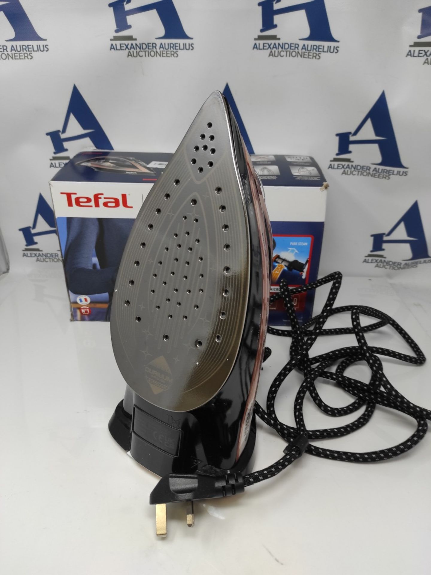 RRP £94.00 Tefal Ultimate Pure Steam Iron, 260g/min Steam Boost, 350ml Water Tank, 3m Power Cord, - Bild 2 aus 3