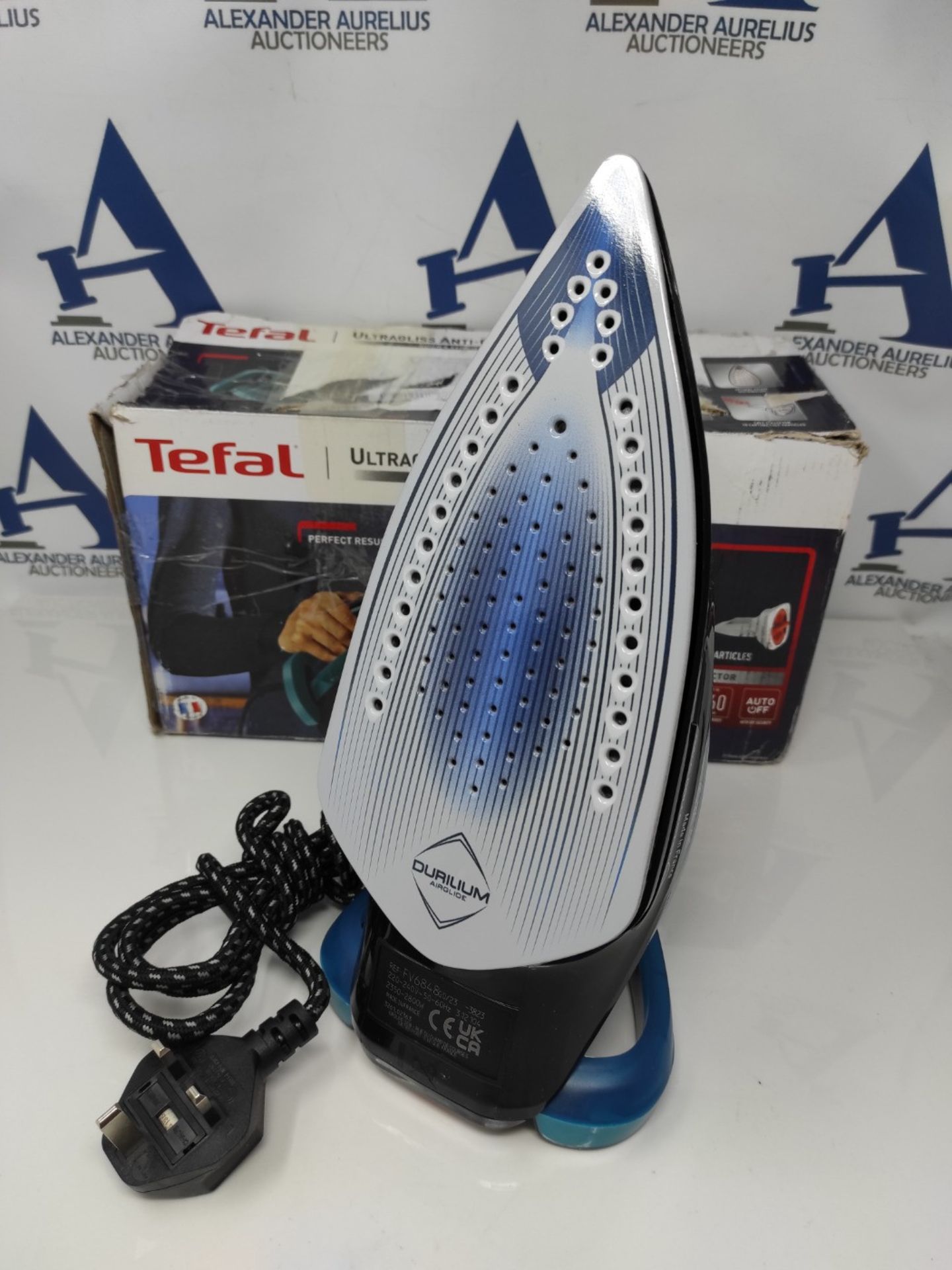 RRP £62.00 Tefal Ultragliss Plus Steam Iron, 2800W, 50g/min Steam Output, 260g/min Steam Boost, E - Image 2 of 3