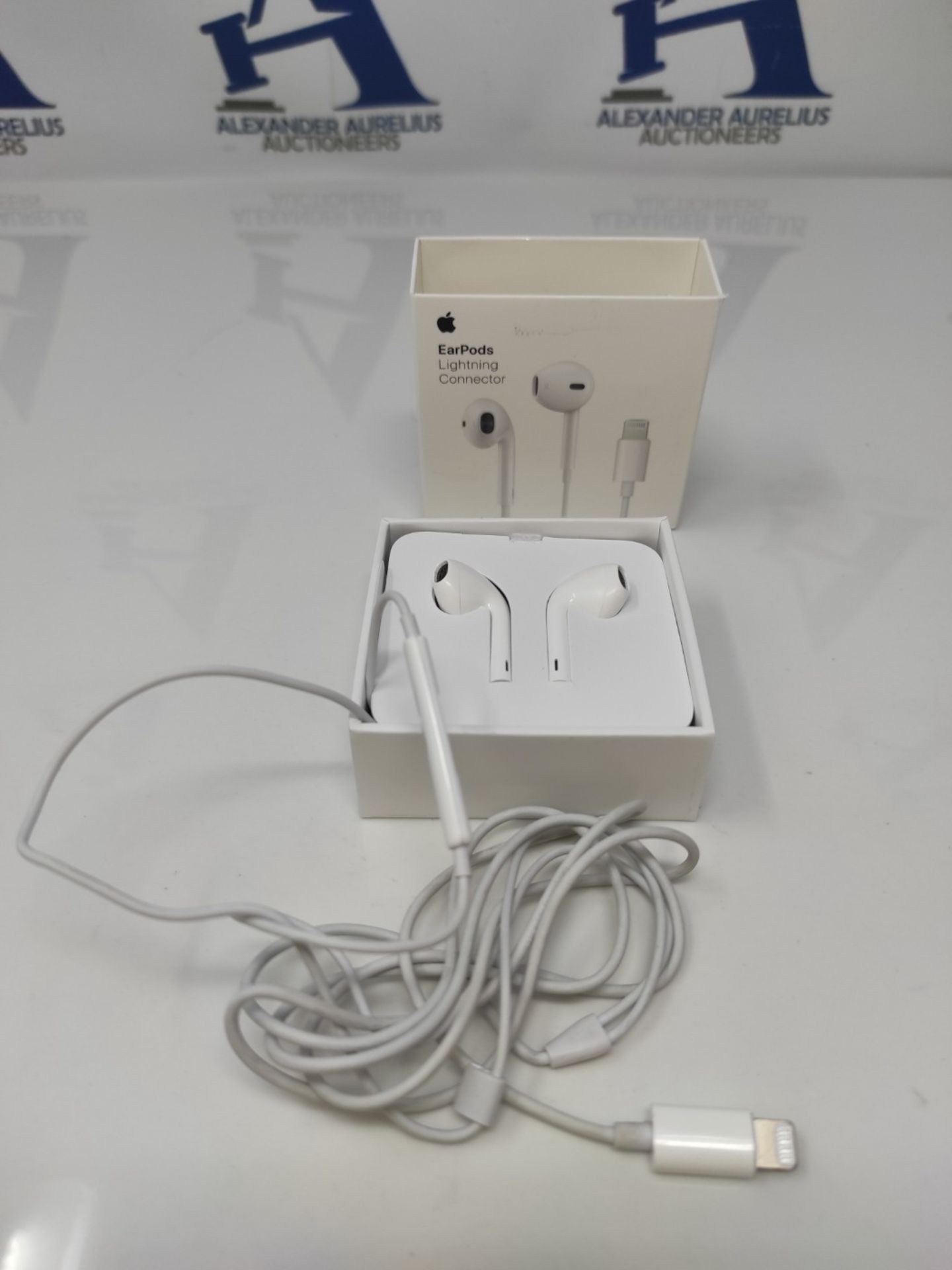 Apple EarPods with Lightning connector - Image 2 of 3