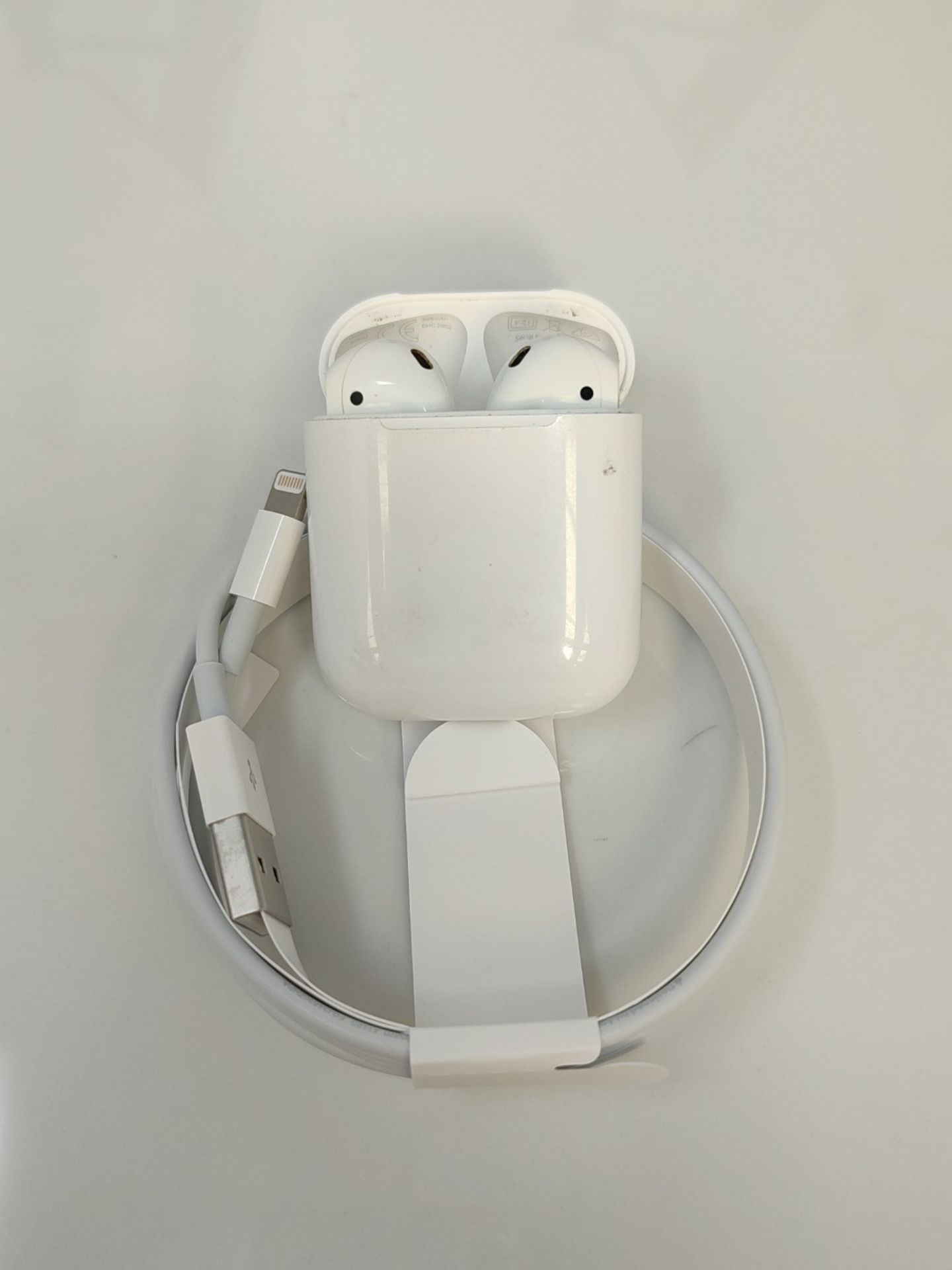RRP £119.00 Apple AirPods with charging case via cable (second generation) - Image 3 of 3