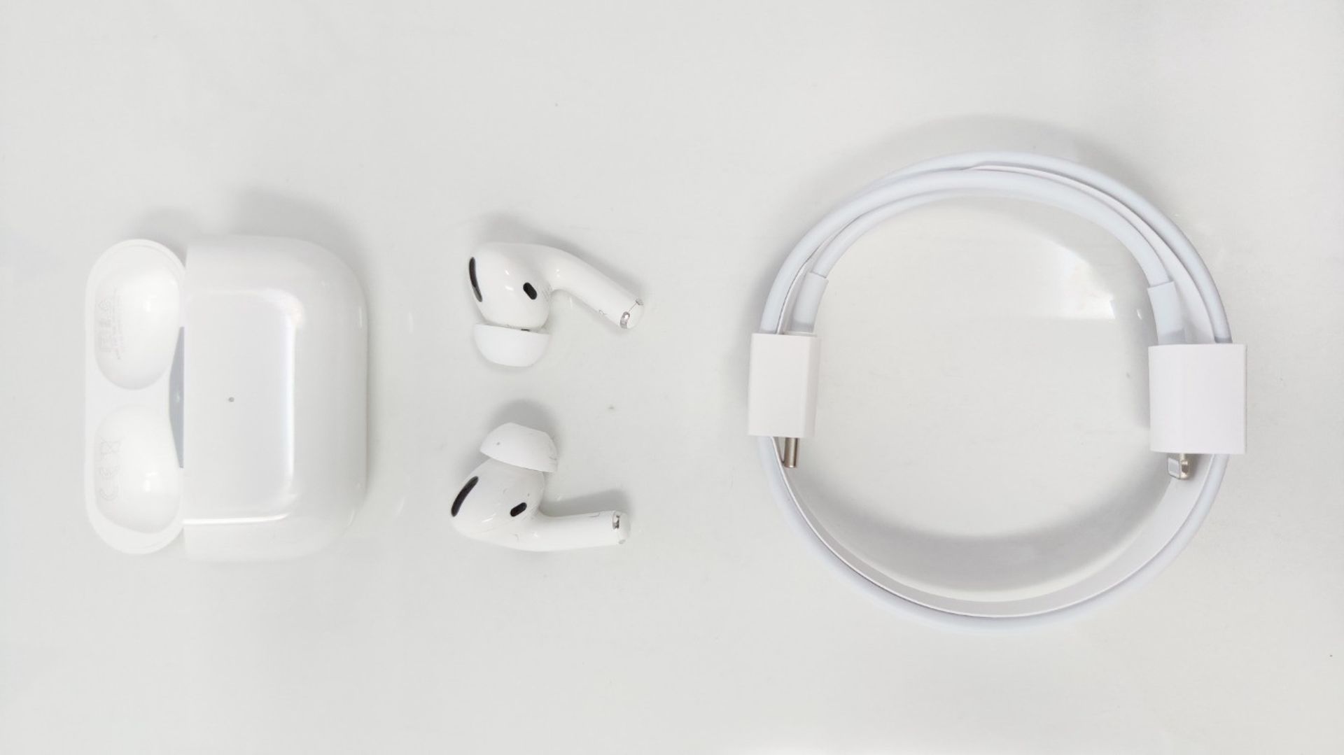 RRP £213.00 Apple AirPods Pro (1. generation) with MagSafe charging case (2021) - Image 3 of 3