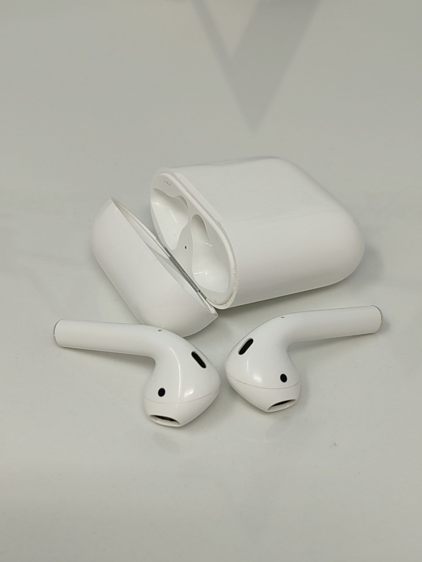 RRP £129.00 Apple AirPods (1st Gen) with charging case - Image 2 of 2