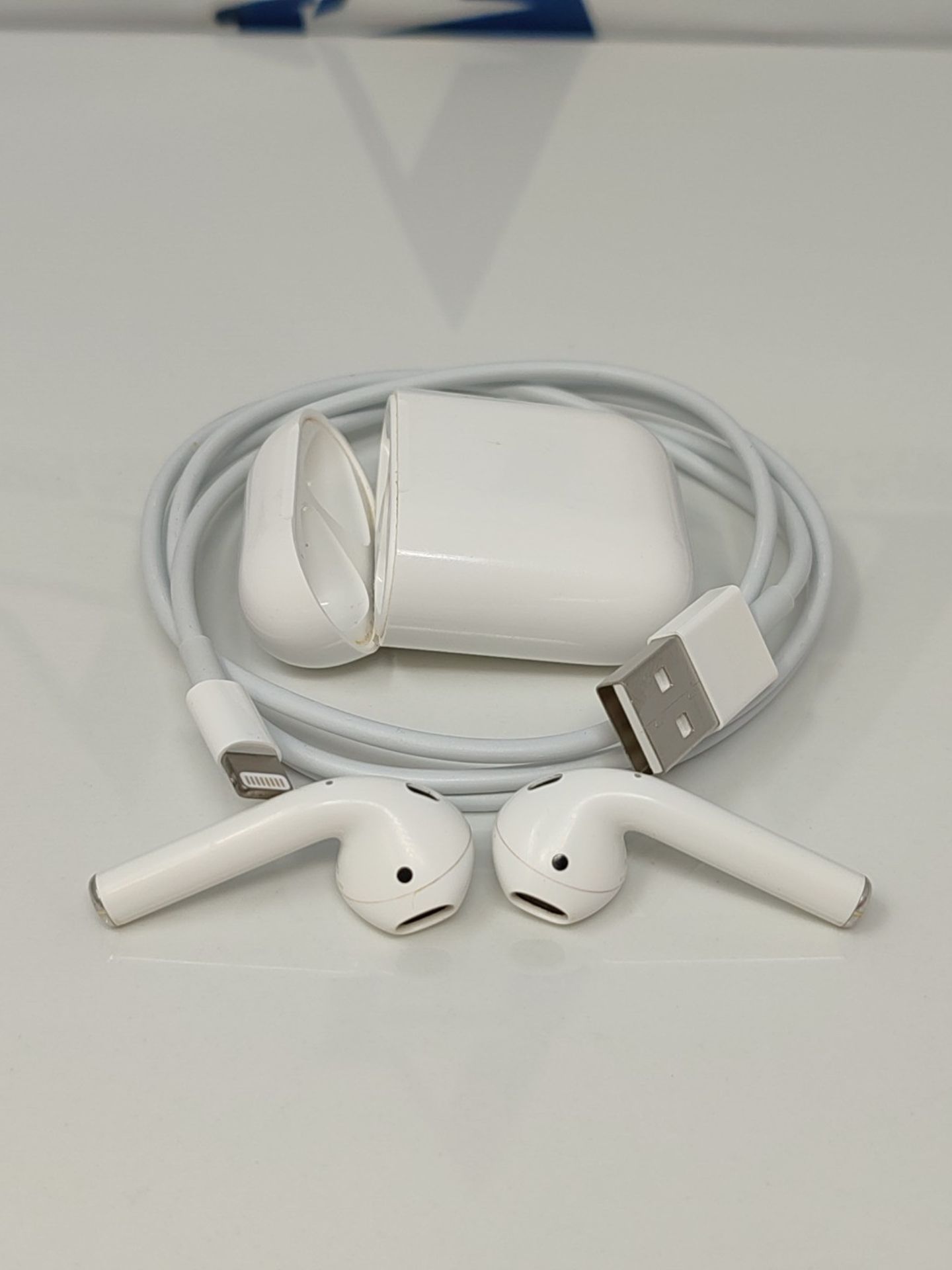 RRP £129.00 Apple AirPods (1st Gen) with charging case