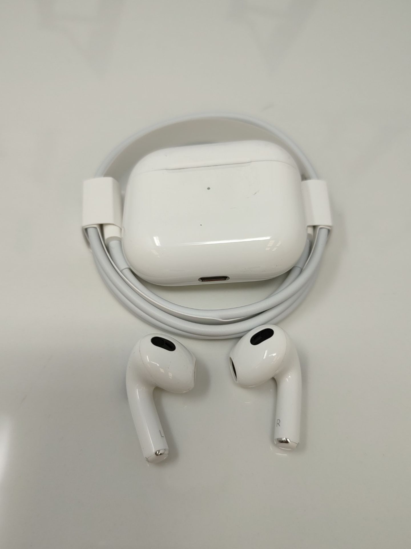 RRP £178.00 Apple AirPods (3rd Generation) with MagSafe Charging Case (2022) - Image 3 of 3