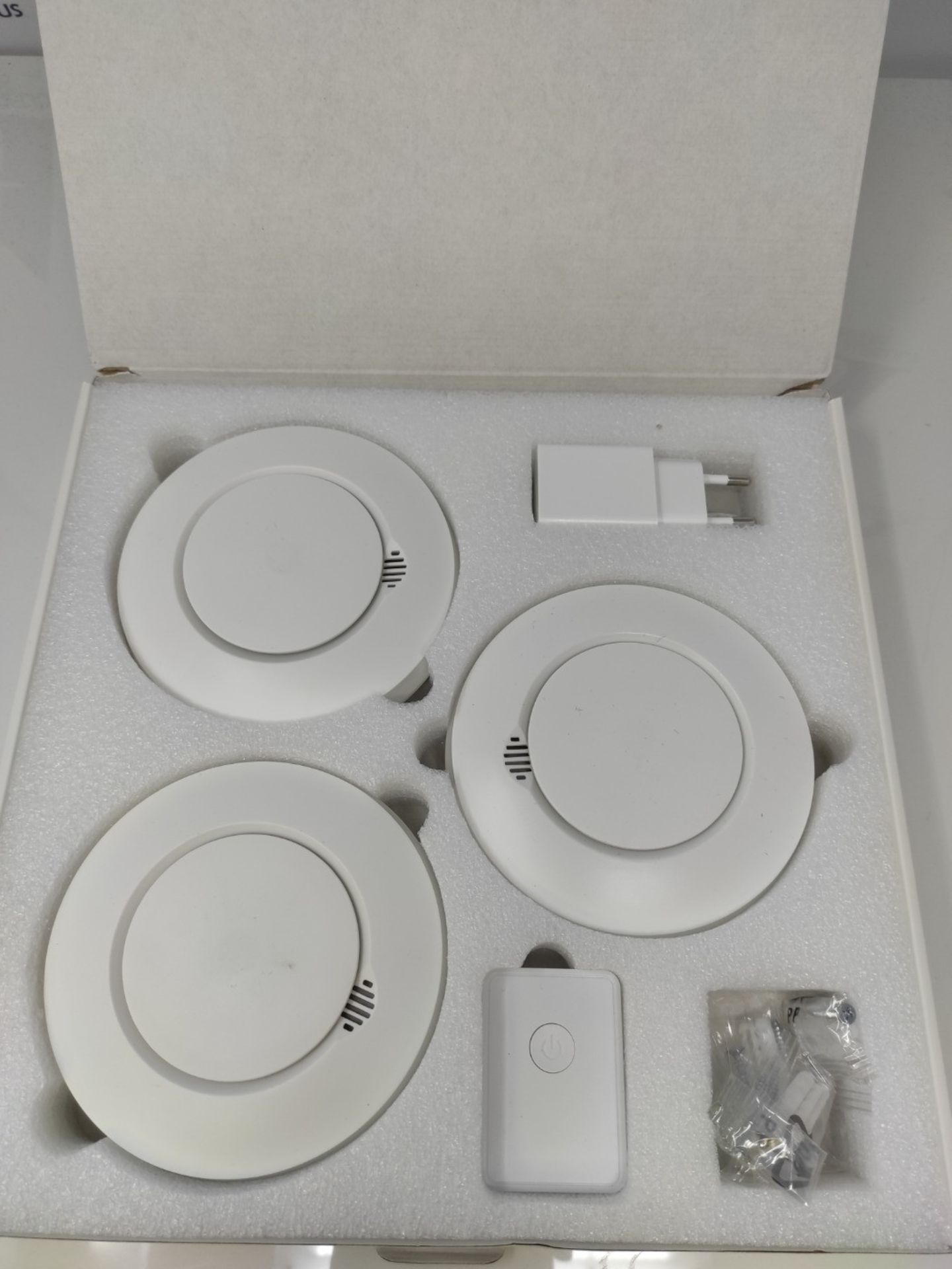 RRP £96.00 Meross WLAN Smoke Alarm / Fire Alarm 3 pcs with Hub works with Apple HomeKit Bedroom-s - Image 3 of 3