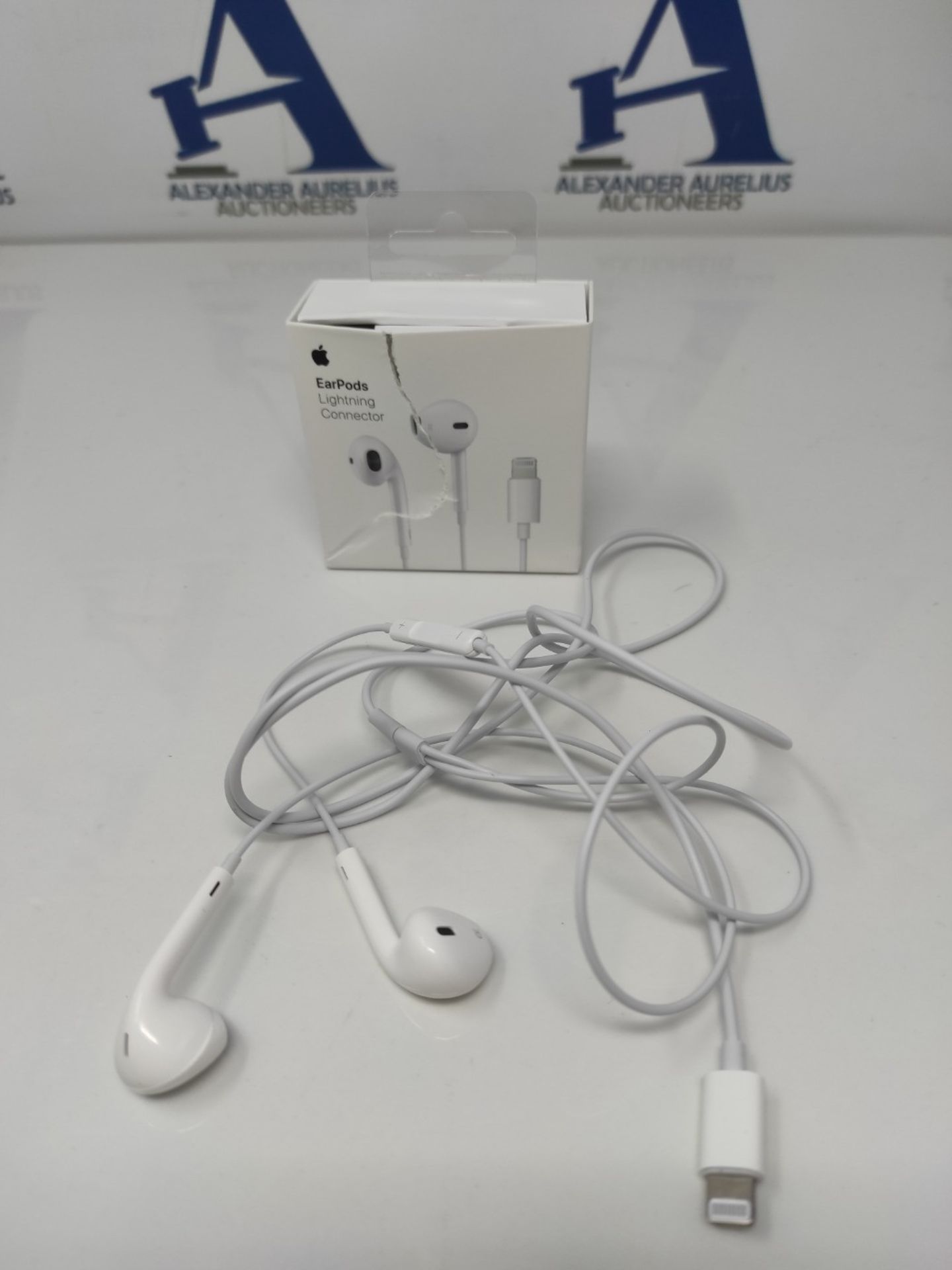 Apple EarPods with Lightning connector - Image 2 of 2
