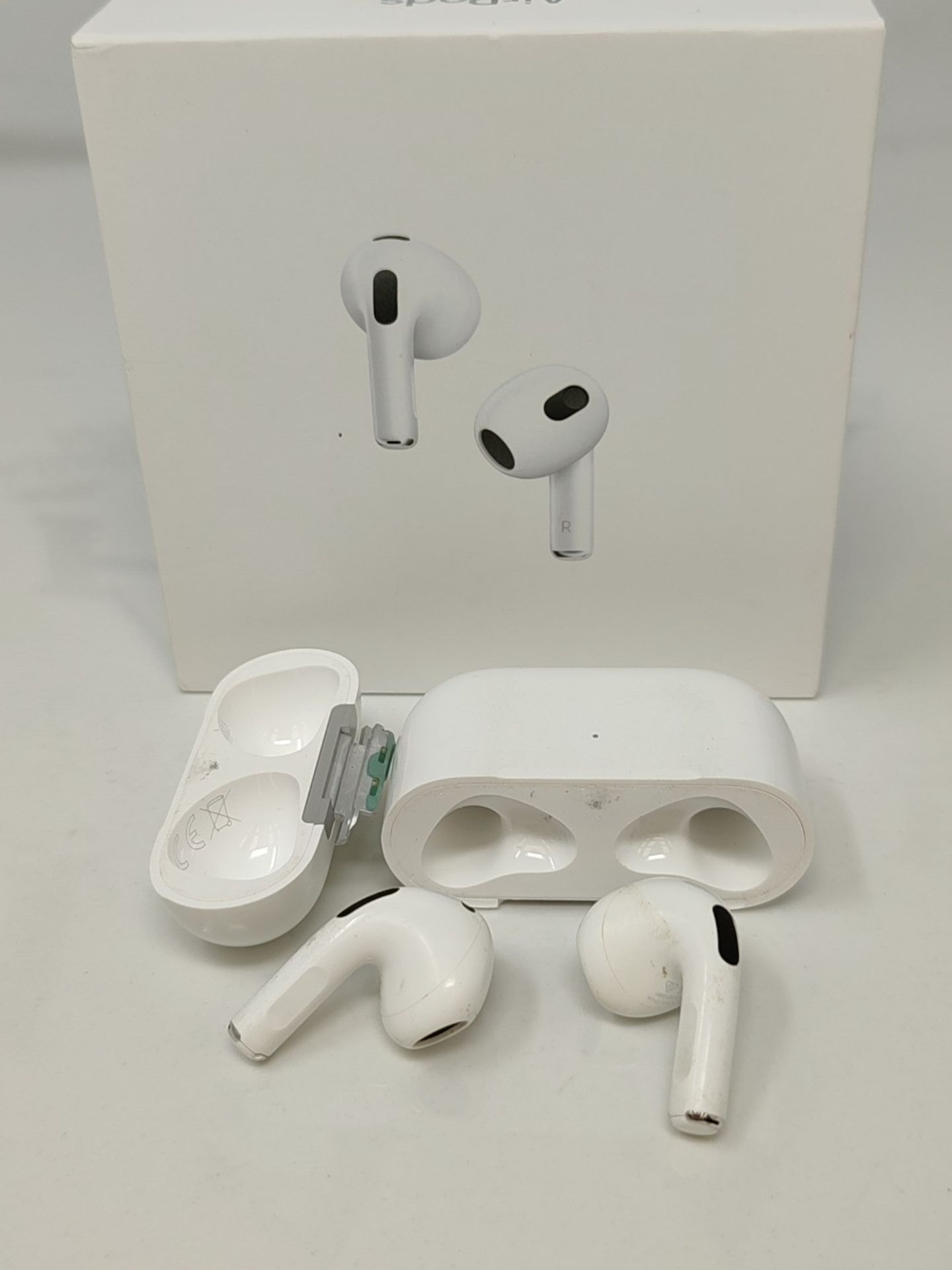 RRP £189.00 Apple AirPods (3rd Generation) with MagSafe Charging Case (2022) - Image 3 of 6