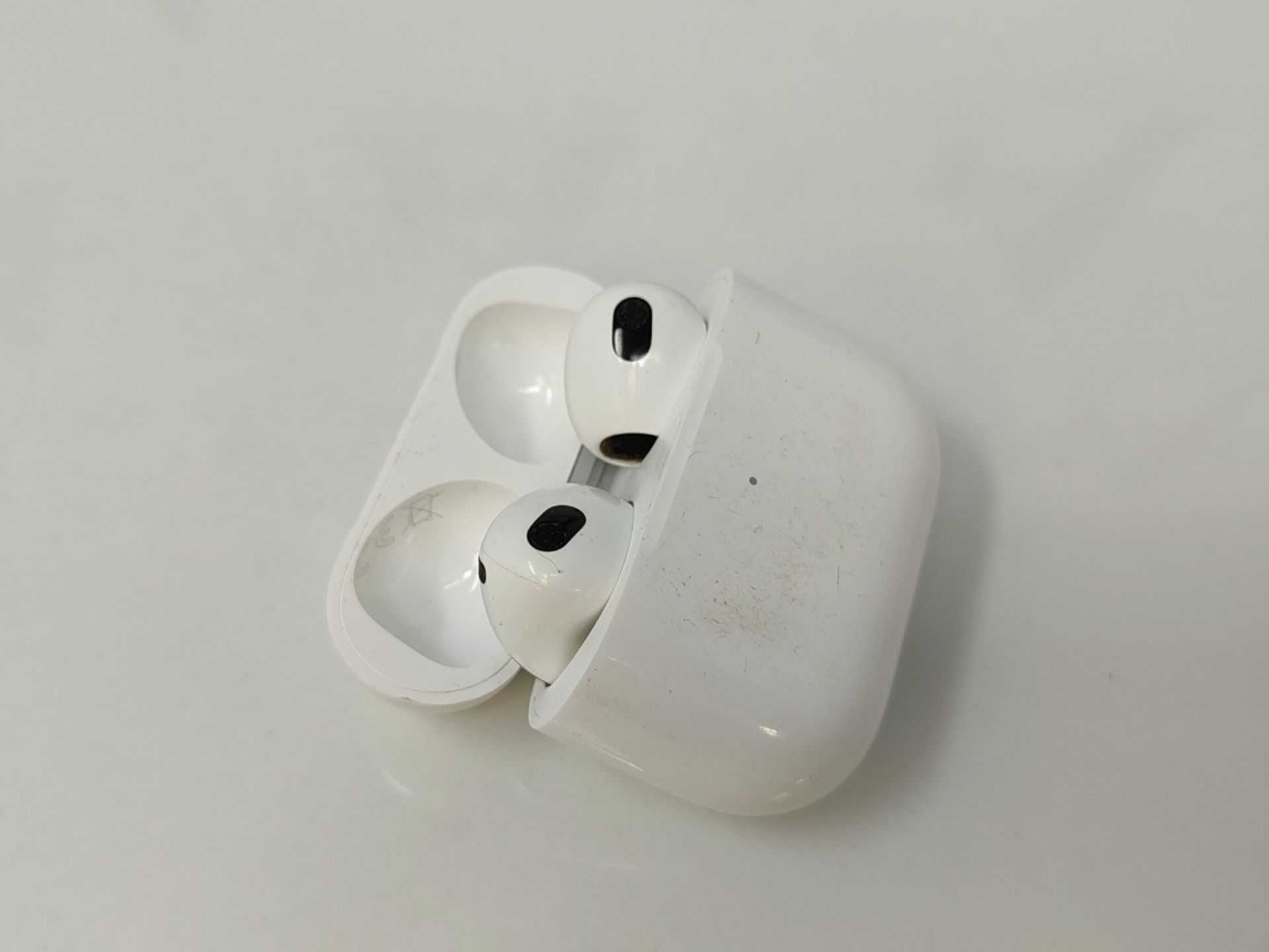 RRP £189.00 Apple 2021 AirPods (third generation) with MagSafe charging case - Image 3 of 6