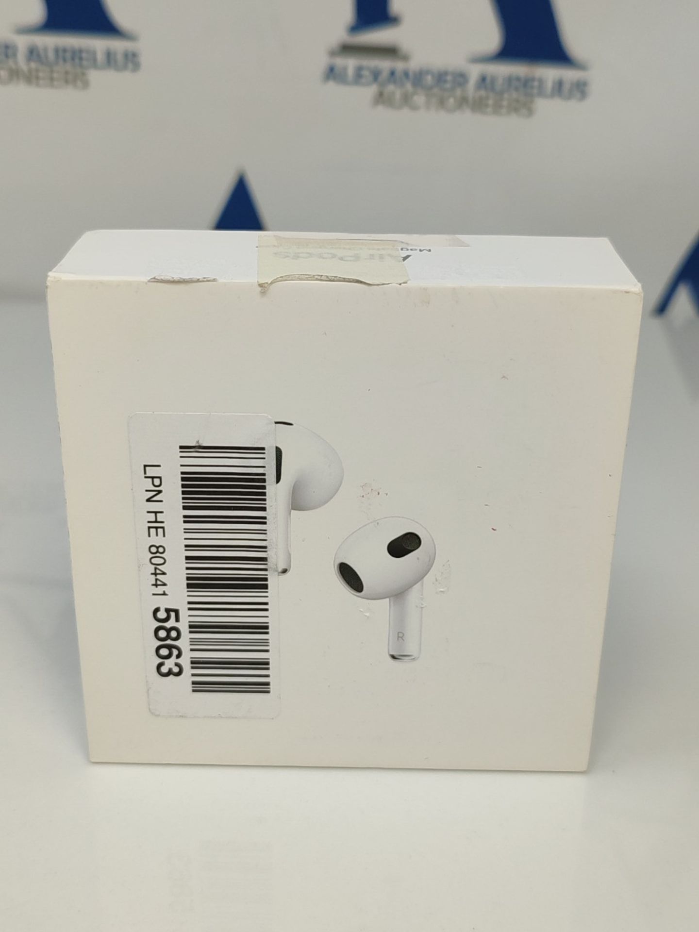 RRP £189.00 Apple 2021 AirPods (third generation) with MagSafe charging case - Image 5 of 6