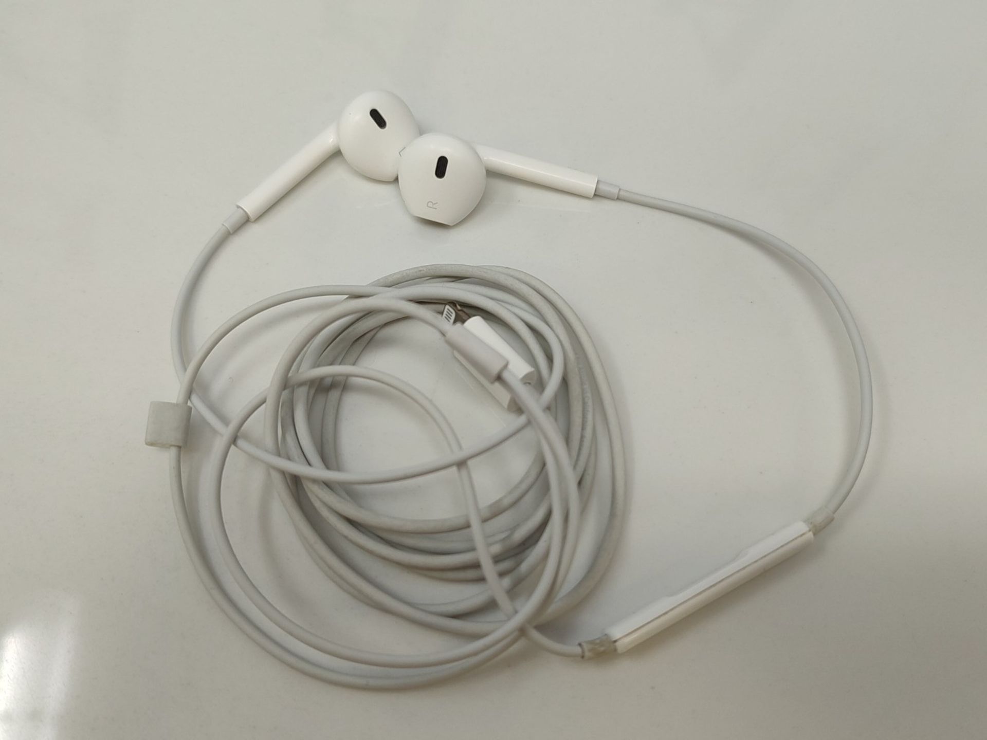 Apple EarPods with Lightning connector - Image 3 of 6