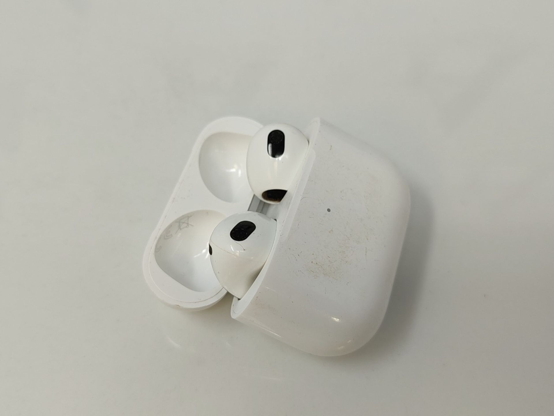 RRP £189.00 Apple 2021 AirPods (third generation) with MagSafe charging case - Image 6 of 6