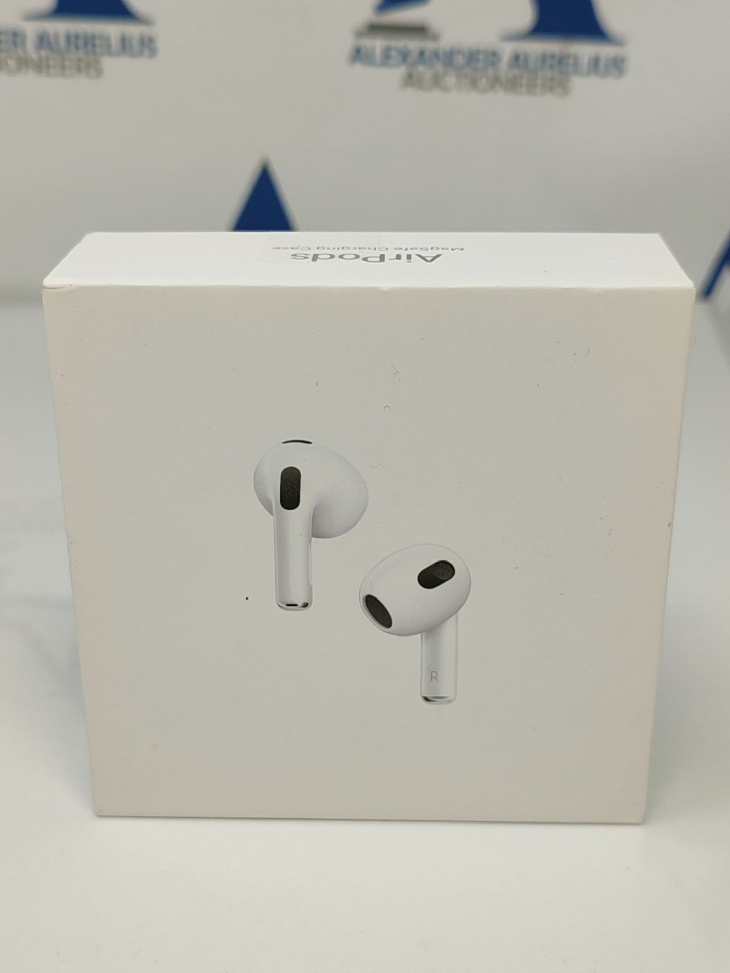 RRP £189.00 Apple AirPods (3rd Generation) with MagSafe Charging Case (2022) - Image 2 of 6