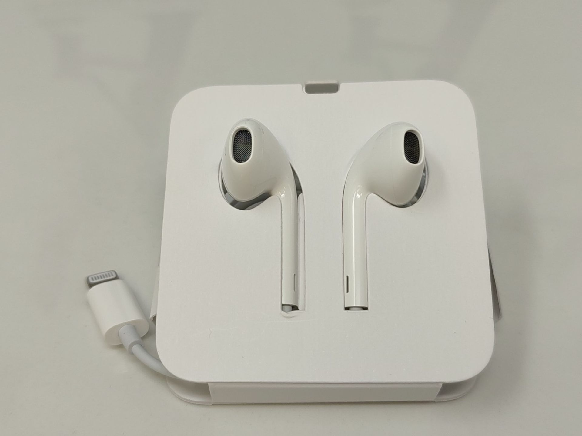 Apple EarPods with Lightning connector - Image 3 of 3