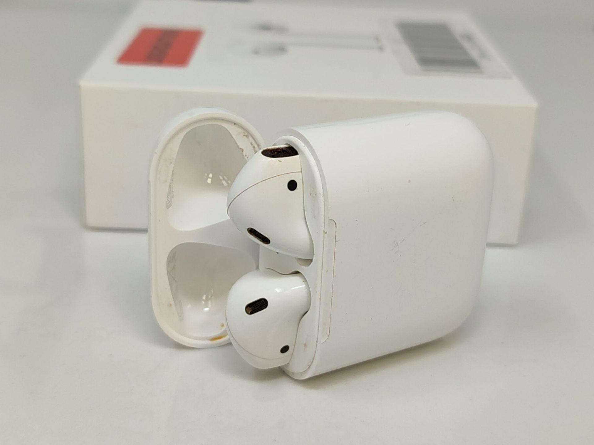 RRP £115.00 Apple AirPods with charging case via cable (second generation) - Image 2 of 3