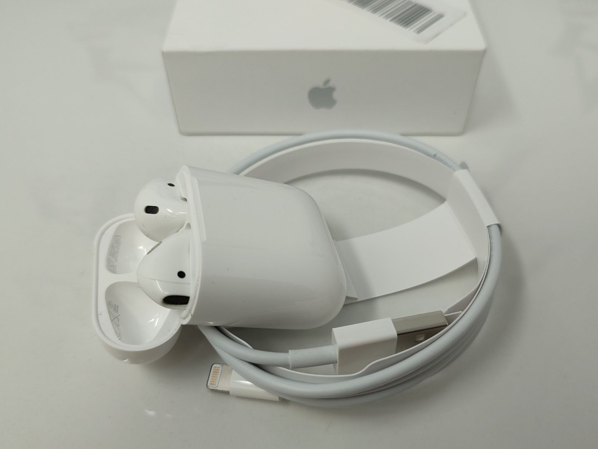 RRP £115.00 Apple AirPods with charging case via cable (second generation) - Image 2 of 3