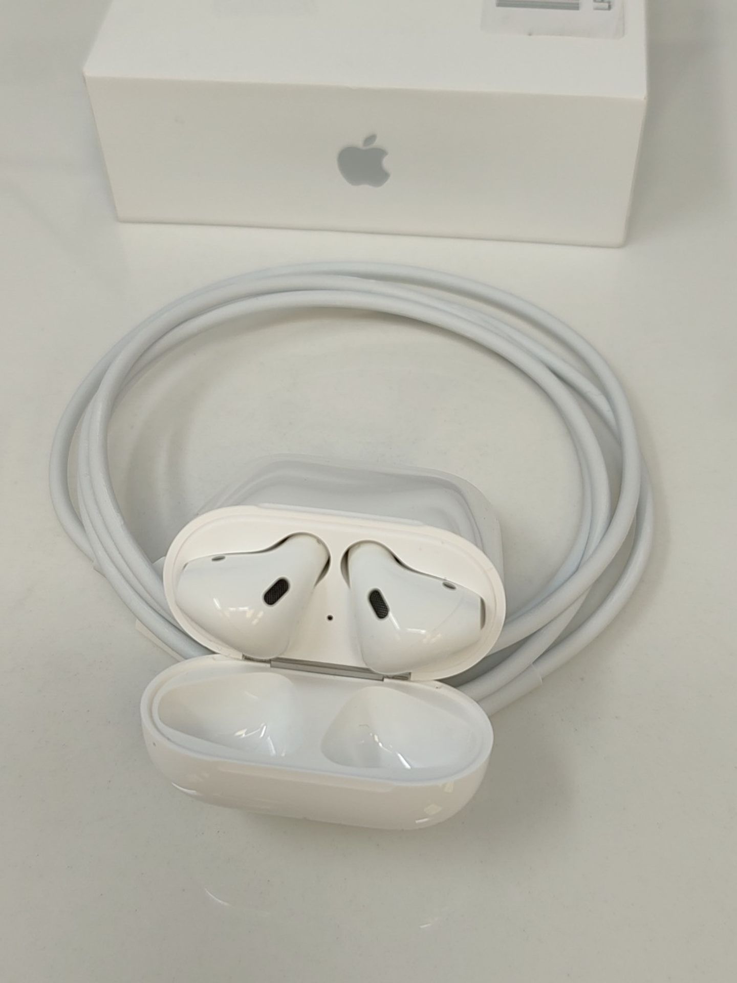 RRP £130.00 Apple AirPods with Wired Charging Case (2nd generation) - Image 2 of 3