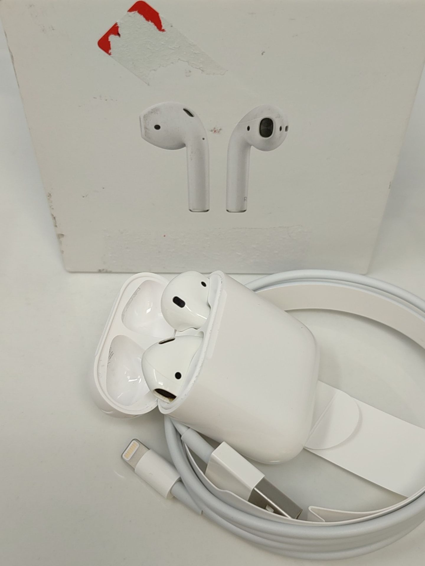 RRP £115.00 Apple AirPods with charging case via cable (second generation) - Image 2 of 3