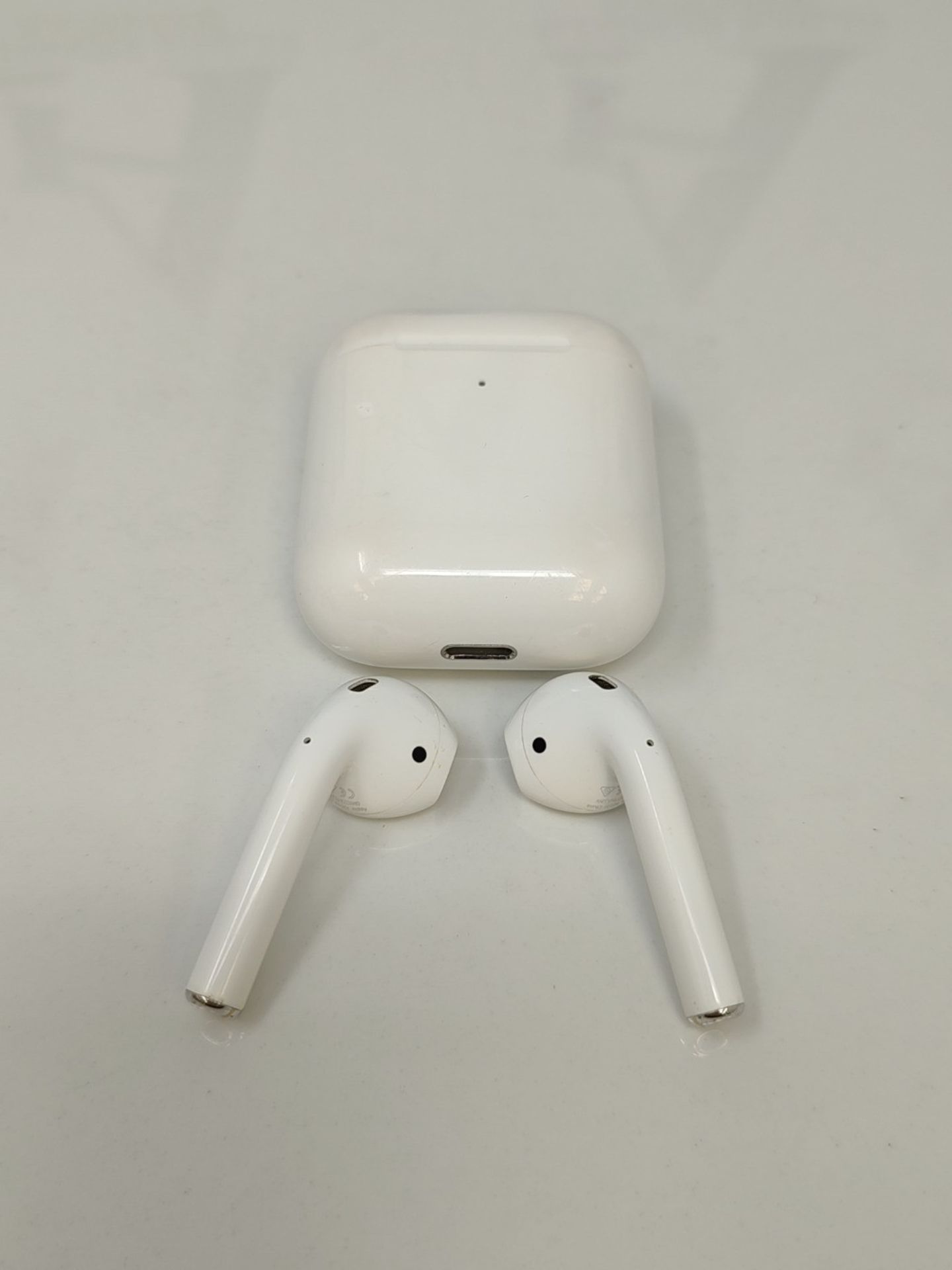 RRP £158.00 Apple AirPods with wireless charging case (2nd generation) - Image 2 of 3