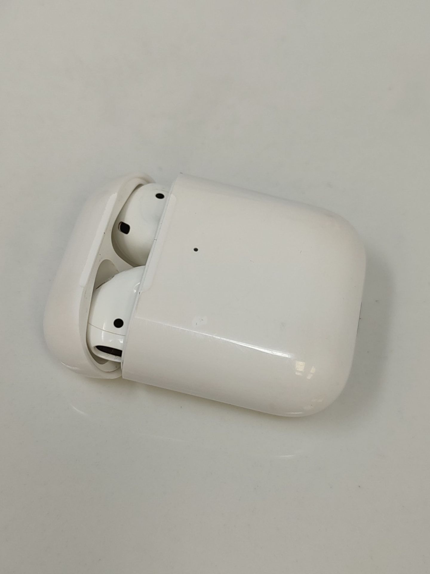 RRP £158.00 Apple AirPods with wireless charging case (2nd generation) - Image 3 of 3