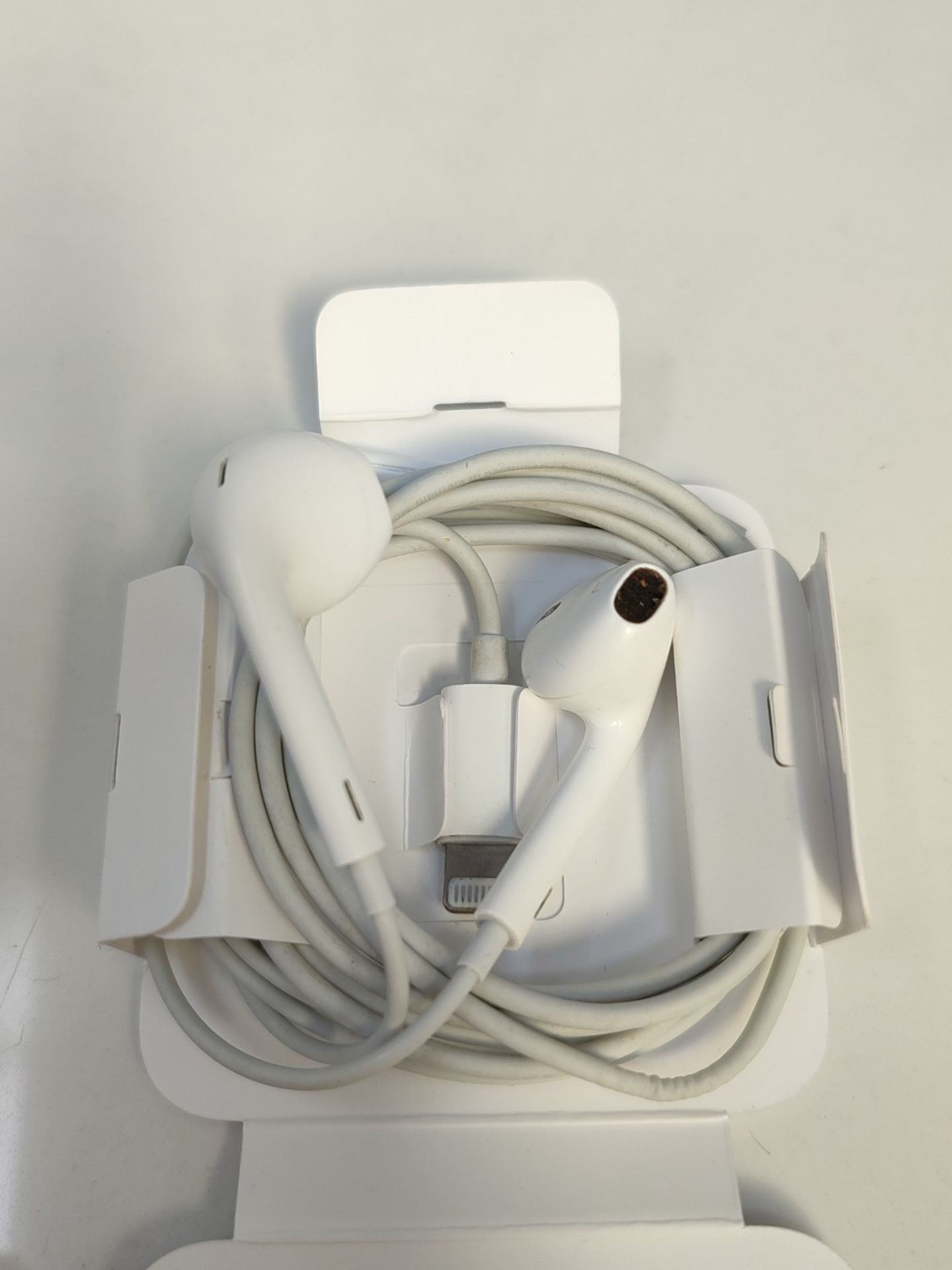 Apple EarPods with Lightning connector - Image 3 of 3