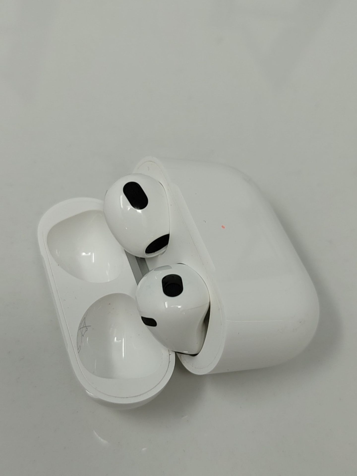 RRP £175.00 Apple AirPods (3rd Generation) with MagSafe Charging Case (2022) - Image 2 of 3