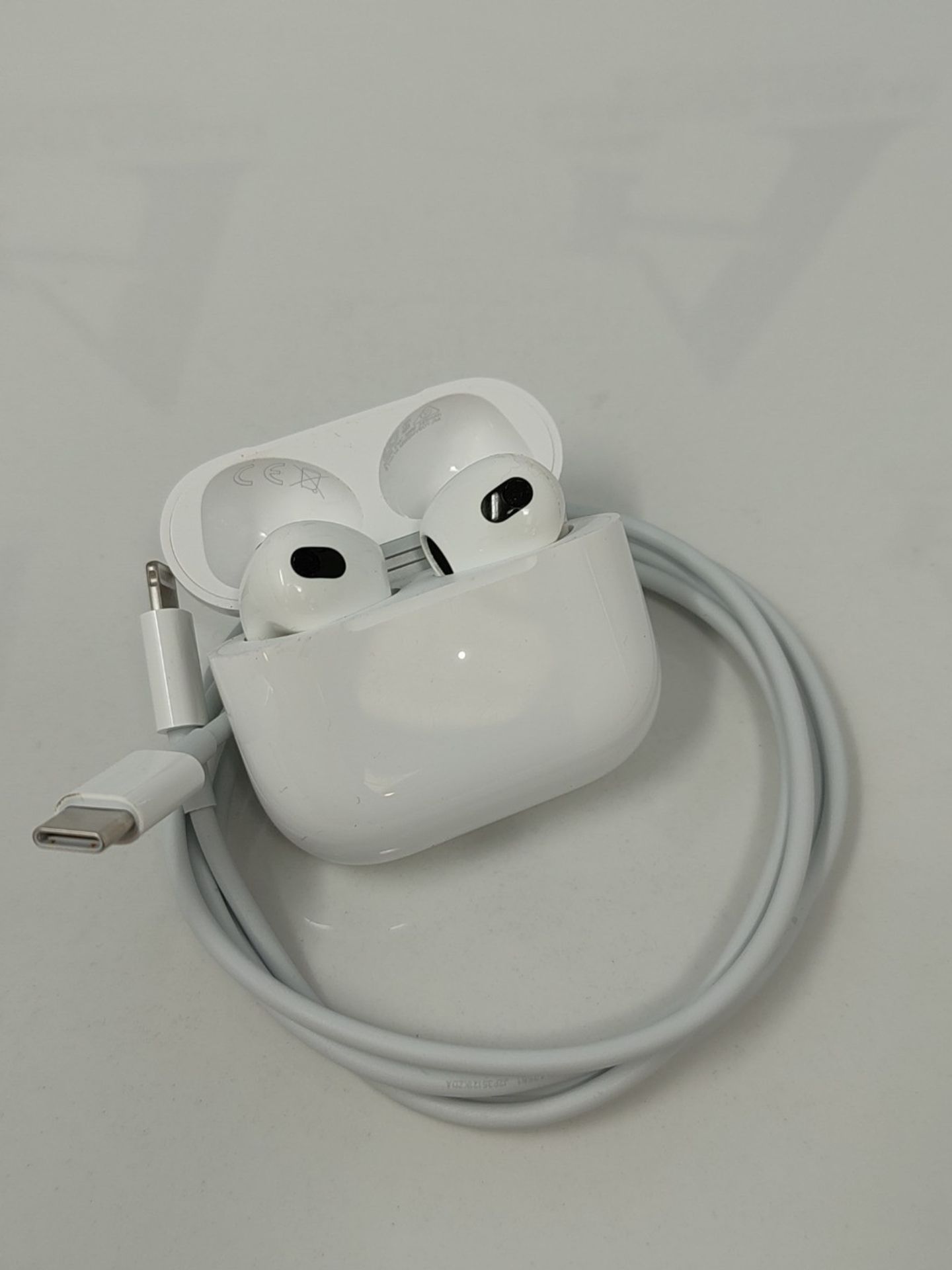 RRP £175.00 Apple AirPods (3rd Generation) with MagSafe Charging Case (2022) - Image 3 of 3