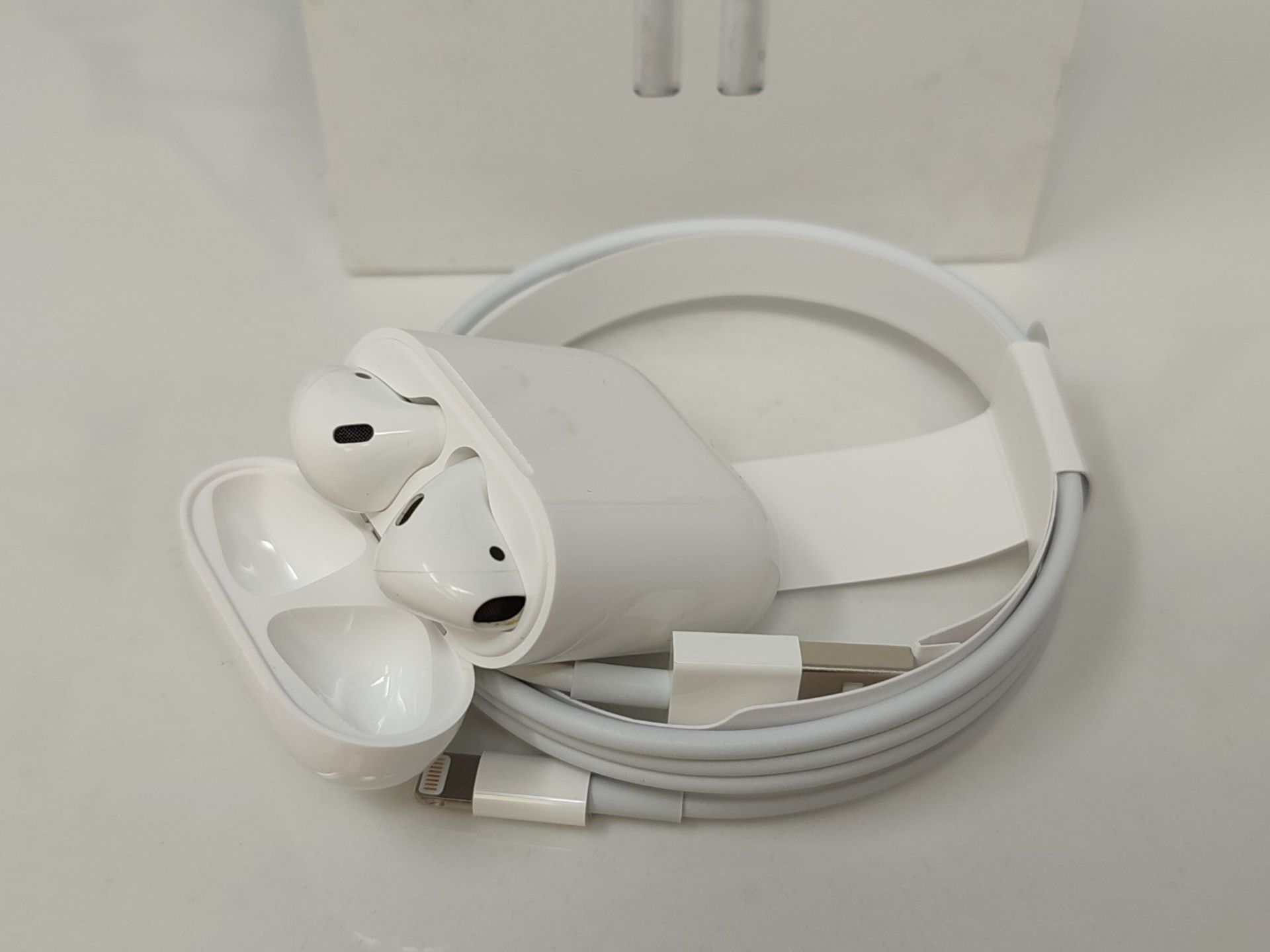 RRP £115.00 Apple AirPods with charging case via cable (second generation) - Image 3 of 3