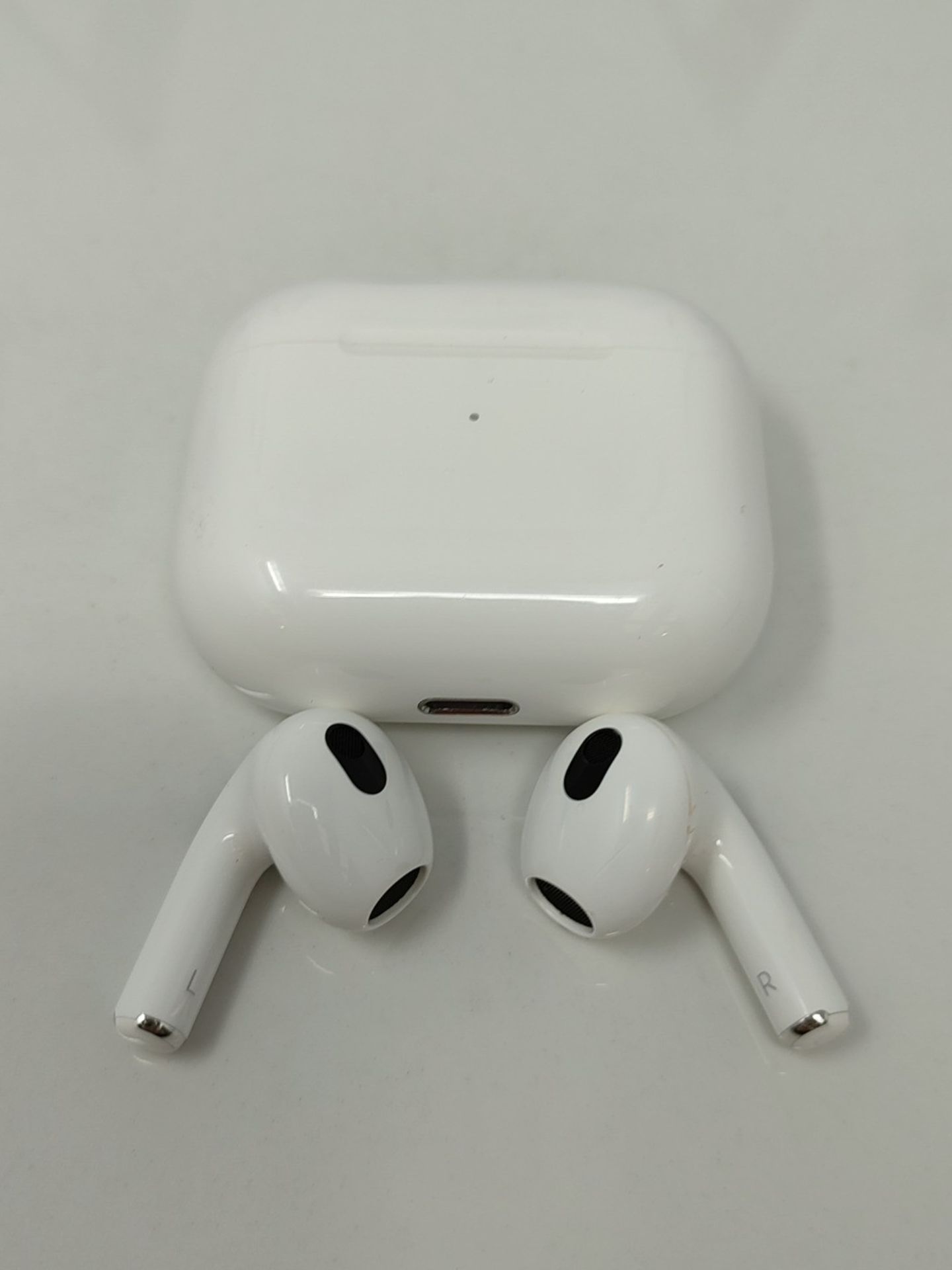 RRP £175.00 Apple AirPods (3rd Generation) with MagSafe Charging Case (2022) - Image 3 of 3