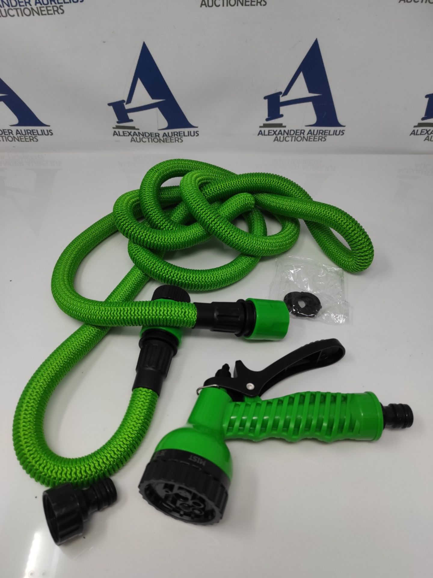 Navaris Flexible Garden Hose 2.5-7.5m - with 7 functions nozzle and quick adapters - F
