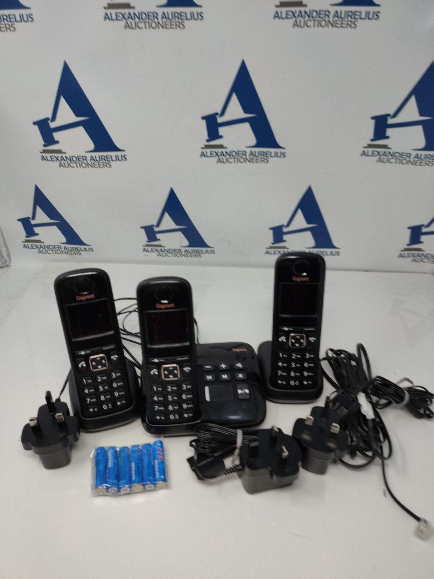 RRP £67.00 Gigaset ALLROUNDER Trio with answer machine - 3 cordless phones - Large, high-contrast - Image 2 of 2