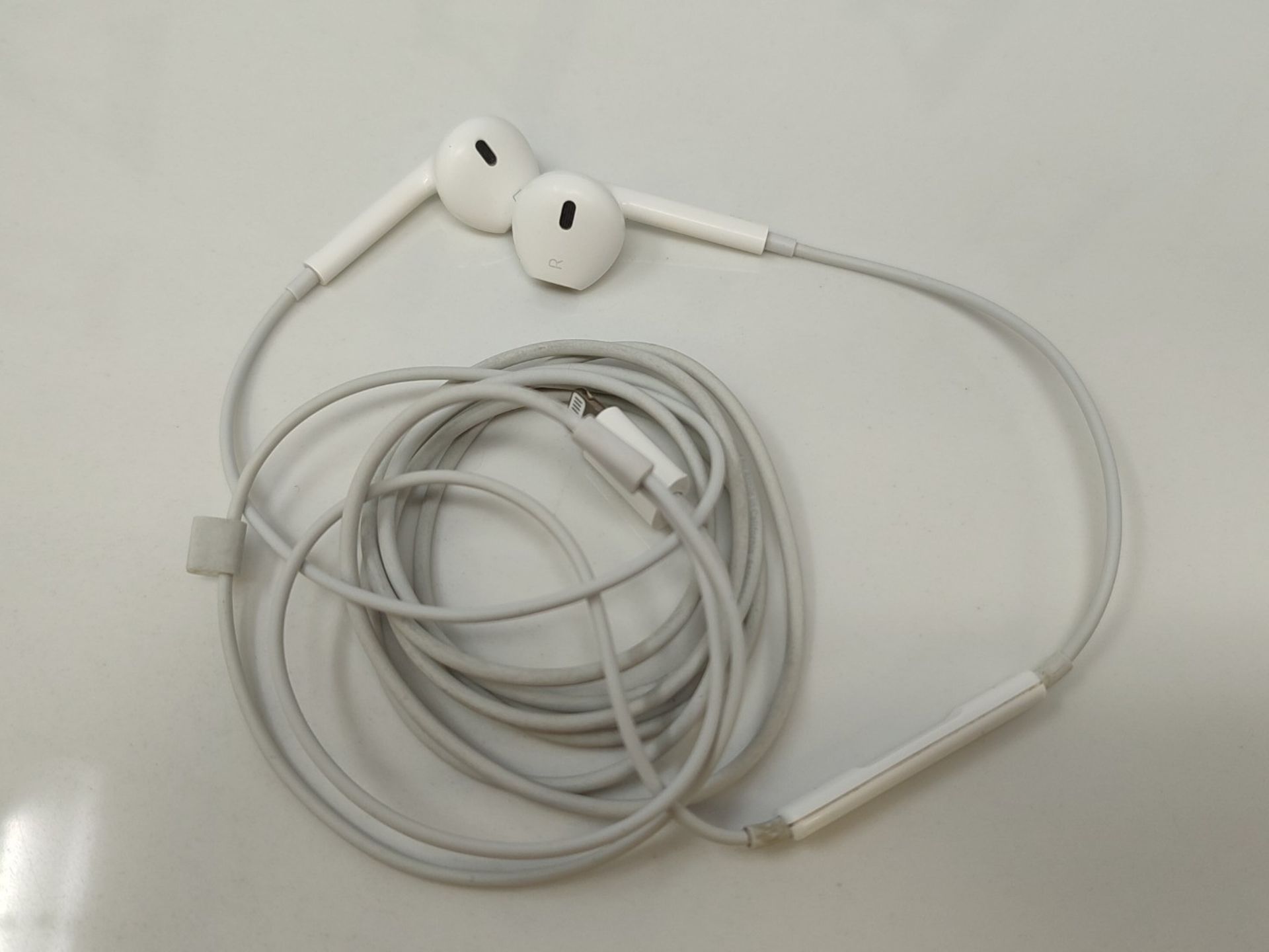 Apple EarPods with Lightning connector - Image 3 of 3