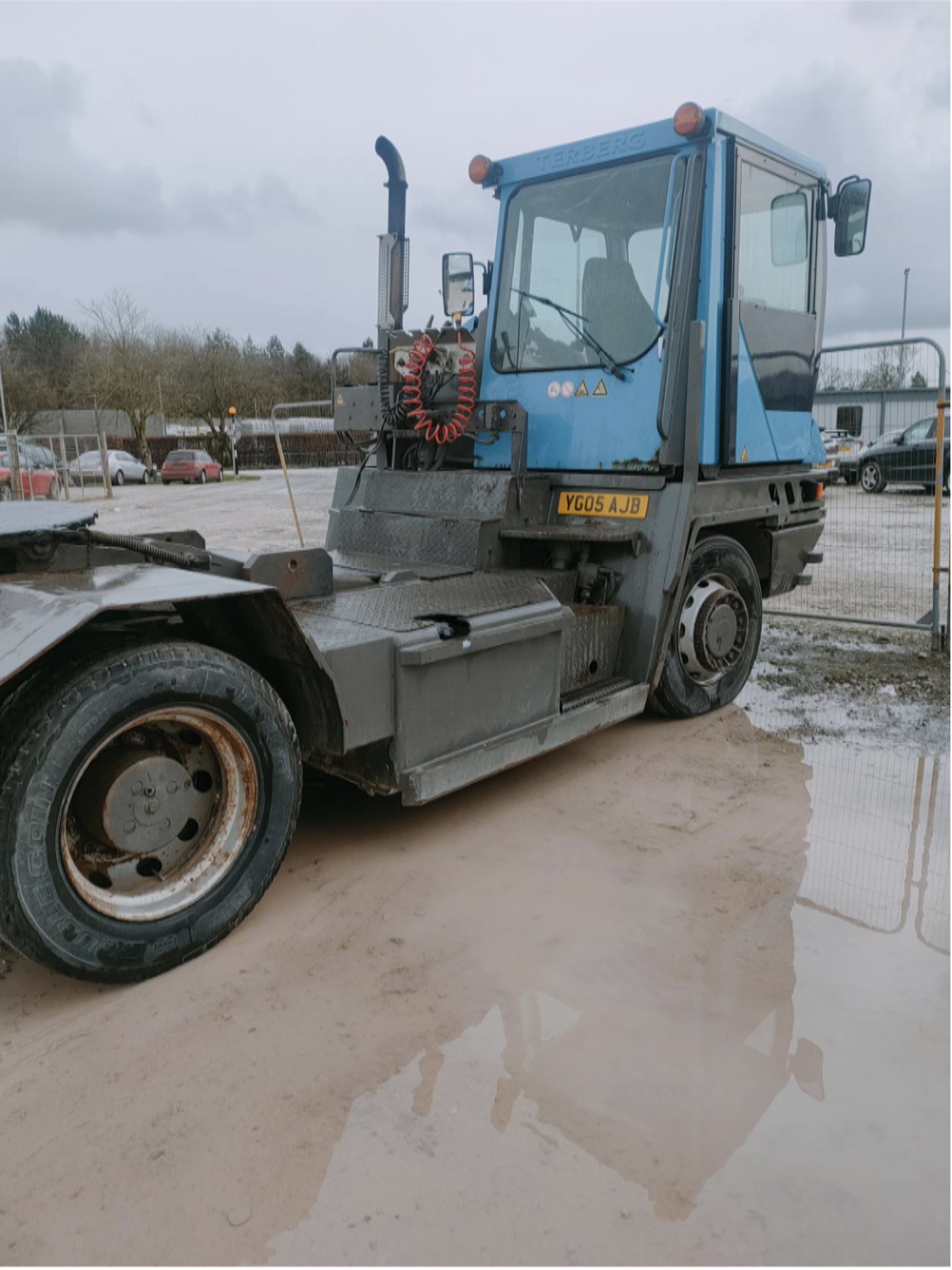 Self-contained hydraulic trailer and Terberg Tug Tractor - Image 4 of 7