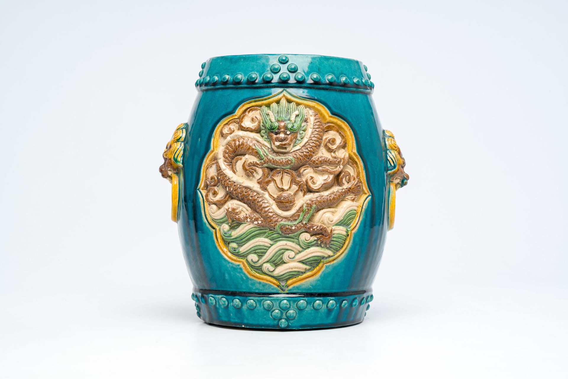 A Chinese fahua barrel-shaped garden seat with dragons, 20th C. - Image 3 of 14