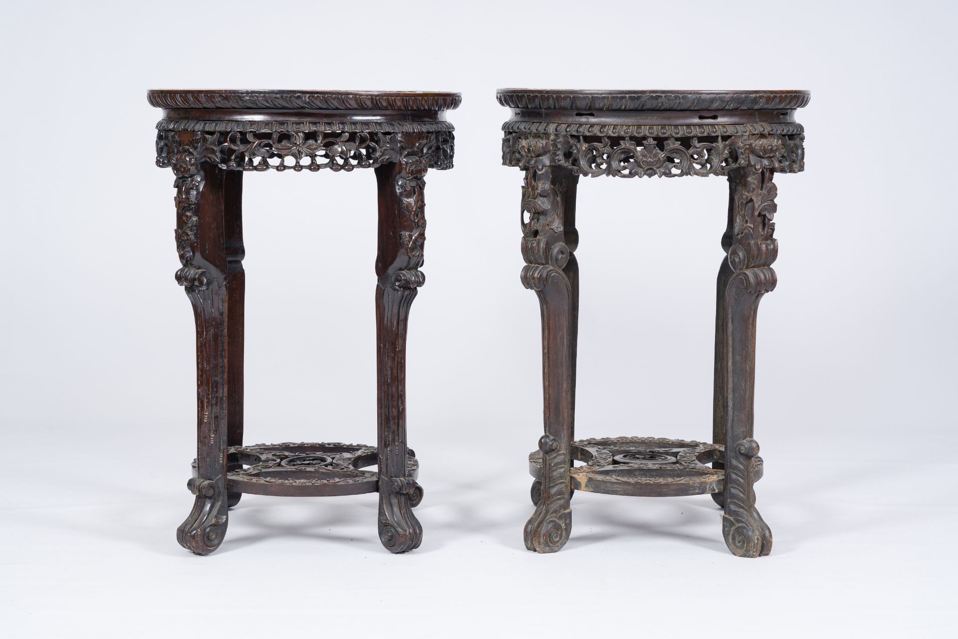 A pair of Chinese reticulated hardwood stands with marble tops, 19th/20th C. - Bild 2 aus 7