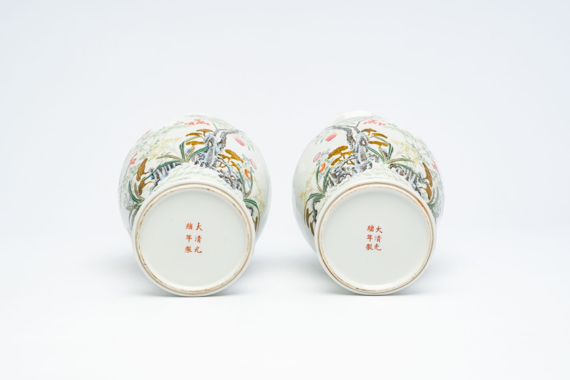 A pair of Chinese famille rose vases with floral design, Guangxu mark, Republic, 20th C. - Bild 11 aus 12
