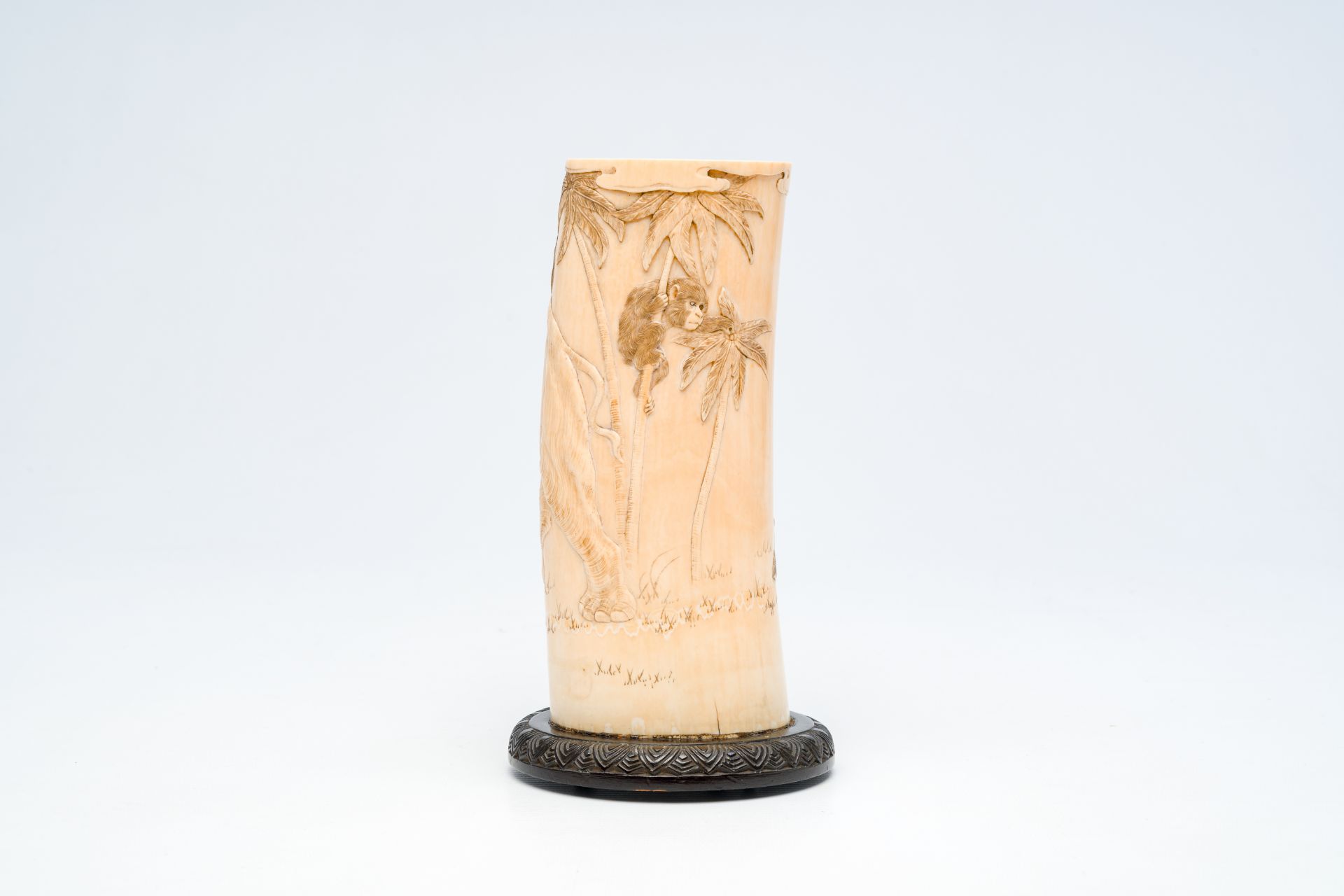 A Japanese carved ivory 'elephant and monkeys' brush pot, Meiji, late 19th C. - Bild 3 aus 6