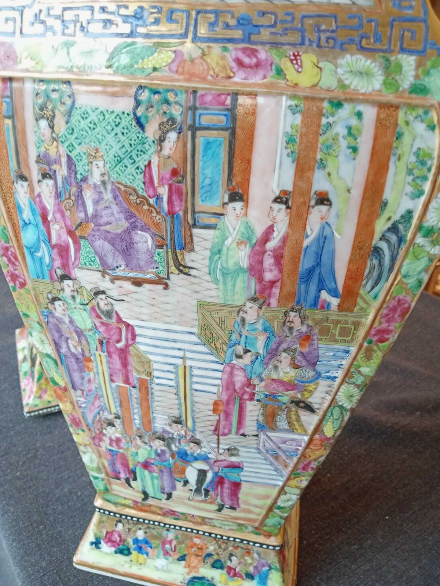 A pair of fine quadrangular Chinese Canton famille rose vases and covers with palace scenes and figu - Bild 43 aus 48